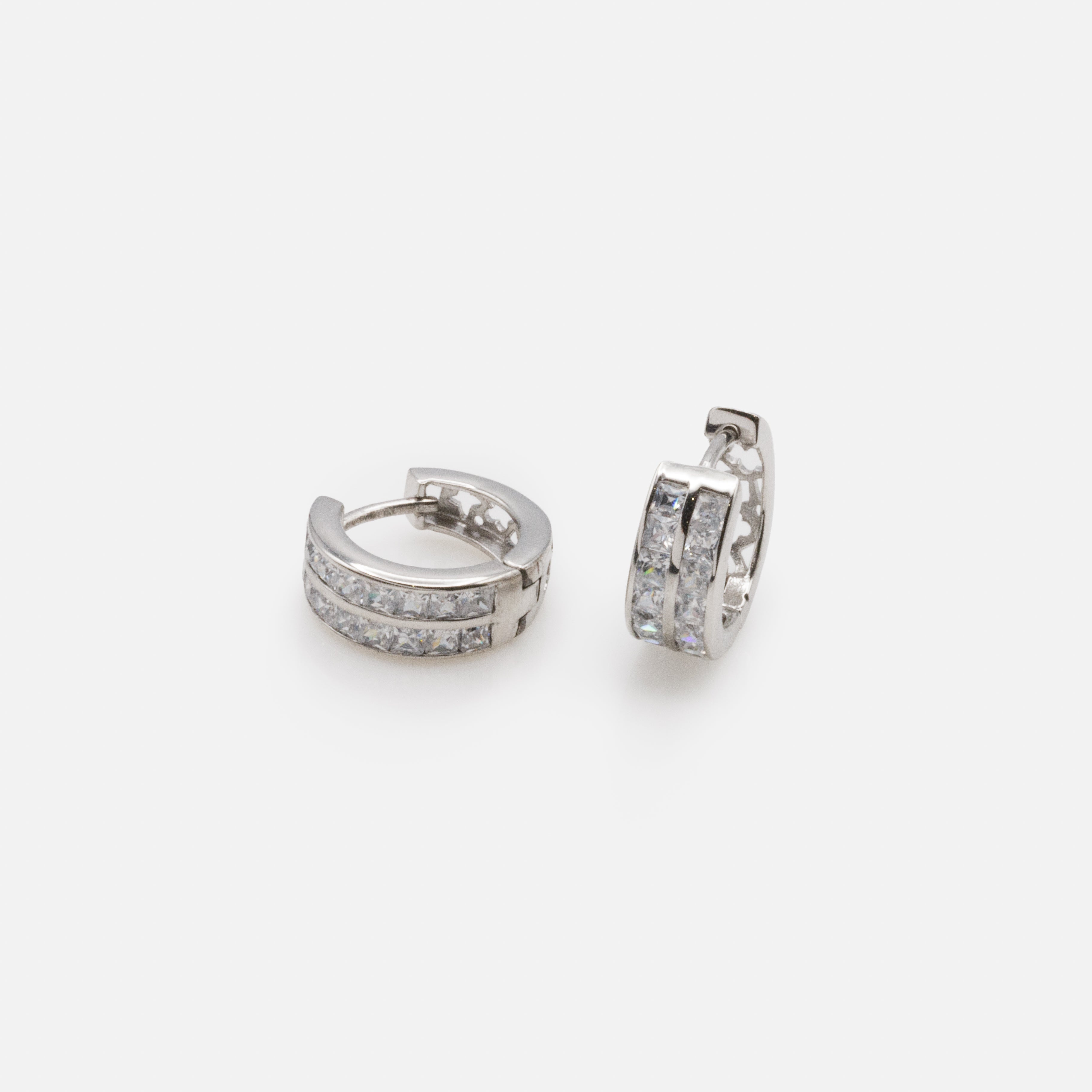 Boucles d'oreilles anneaux argent avec motifs et rangs de zircons cubiques en argent sterling