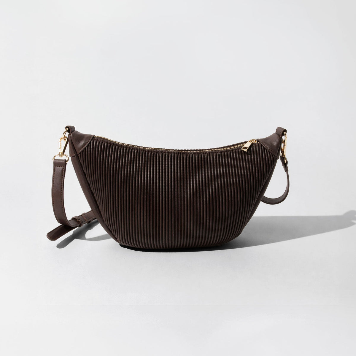 Sac à bandoulière côtelé forme croissant brun foncé