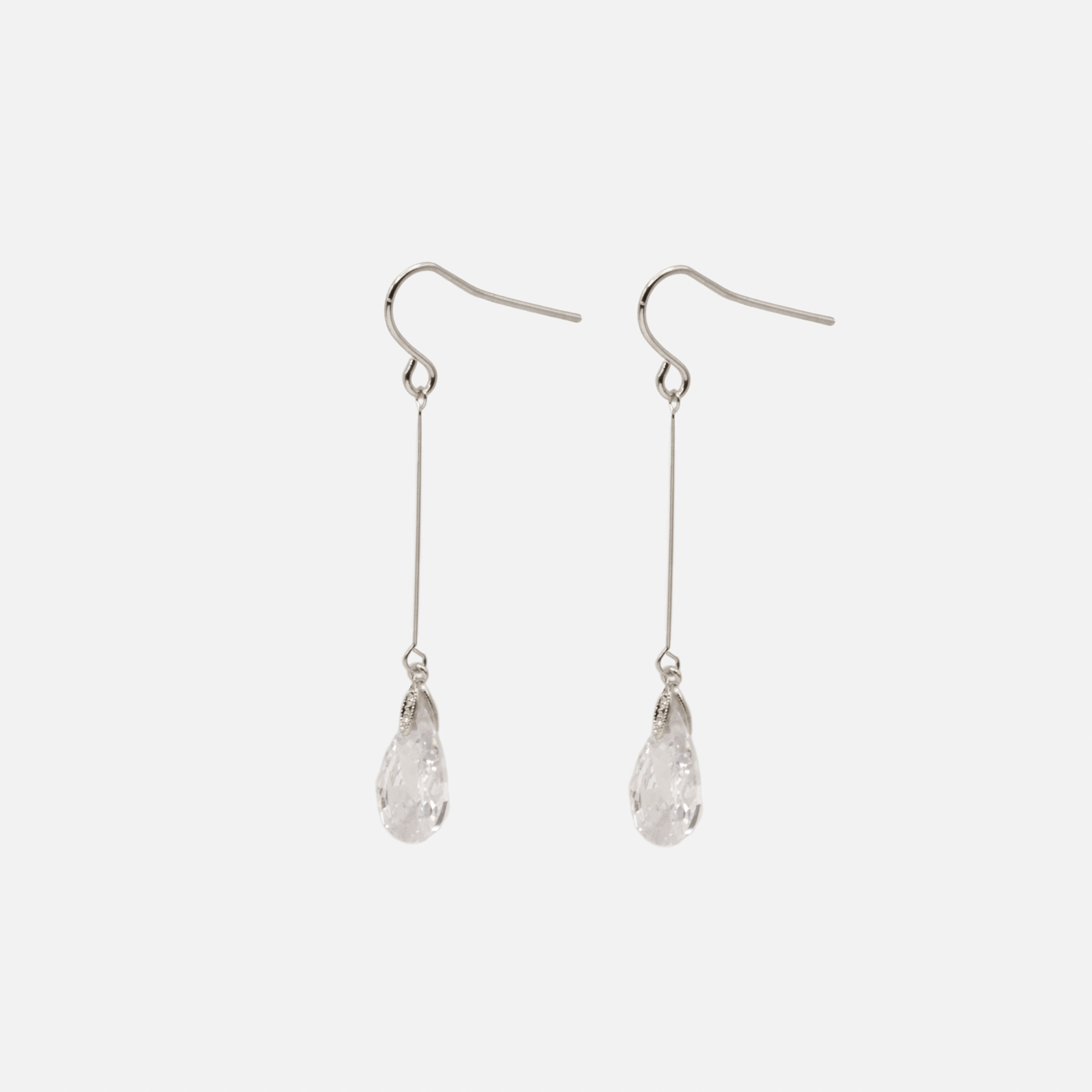 Boucles d'oreilles pendantes argentées avec zircons cubiques gouttes de pluie