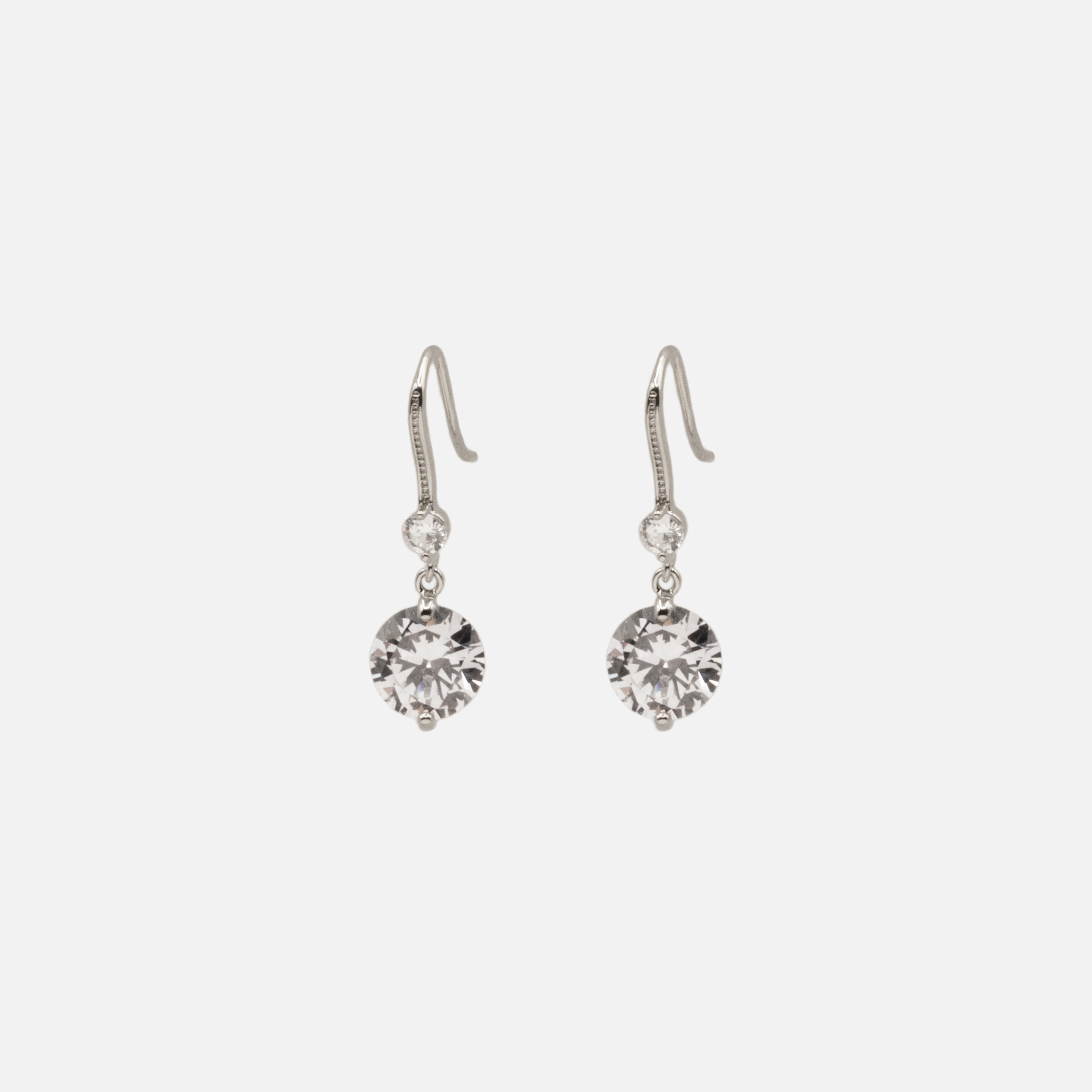 Boucles d'oreilles pendantes argentées avec zircons cubiques 9 mm