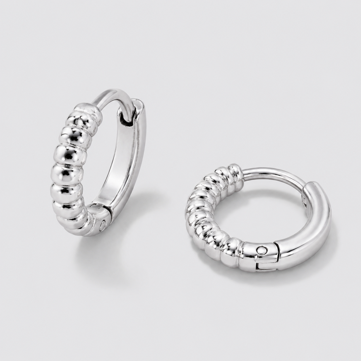 Mini boucles d'oreilles huggies striées argentées en acier inoxydable