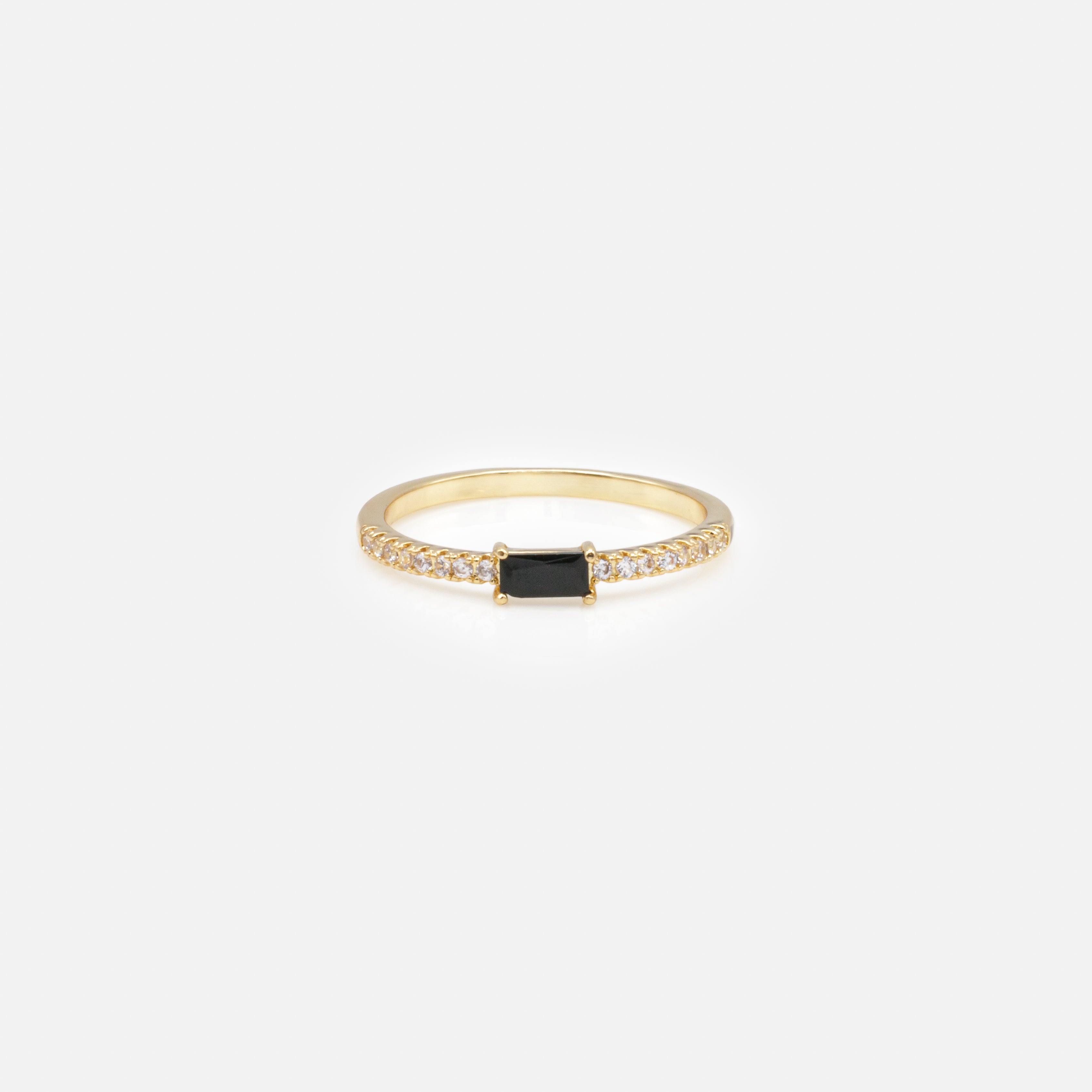 Bague dorée avec pierre rectangulaire noire et zircons cubiques