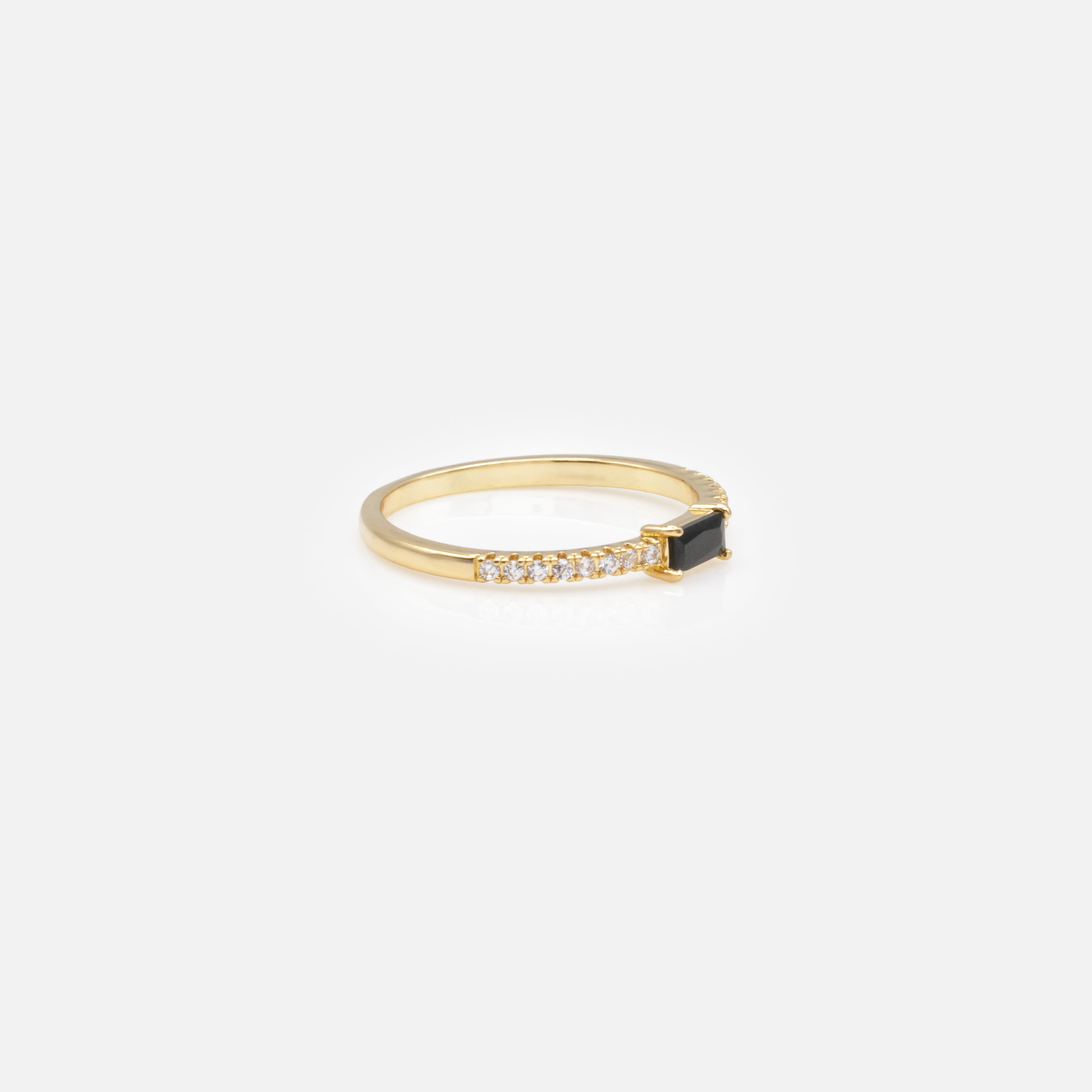 Bague dorée avec pierre rectangulaire noire et zircons cubiques