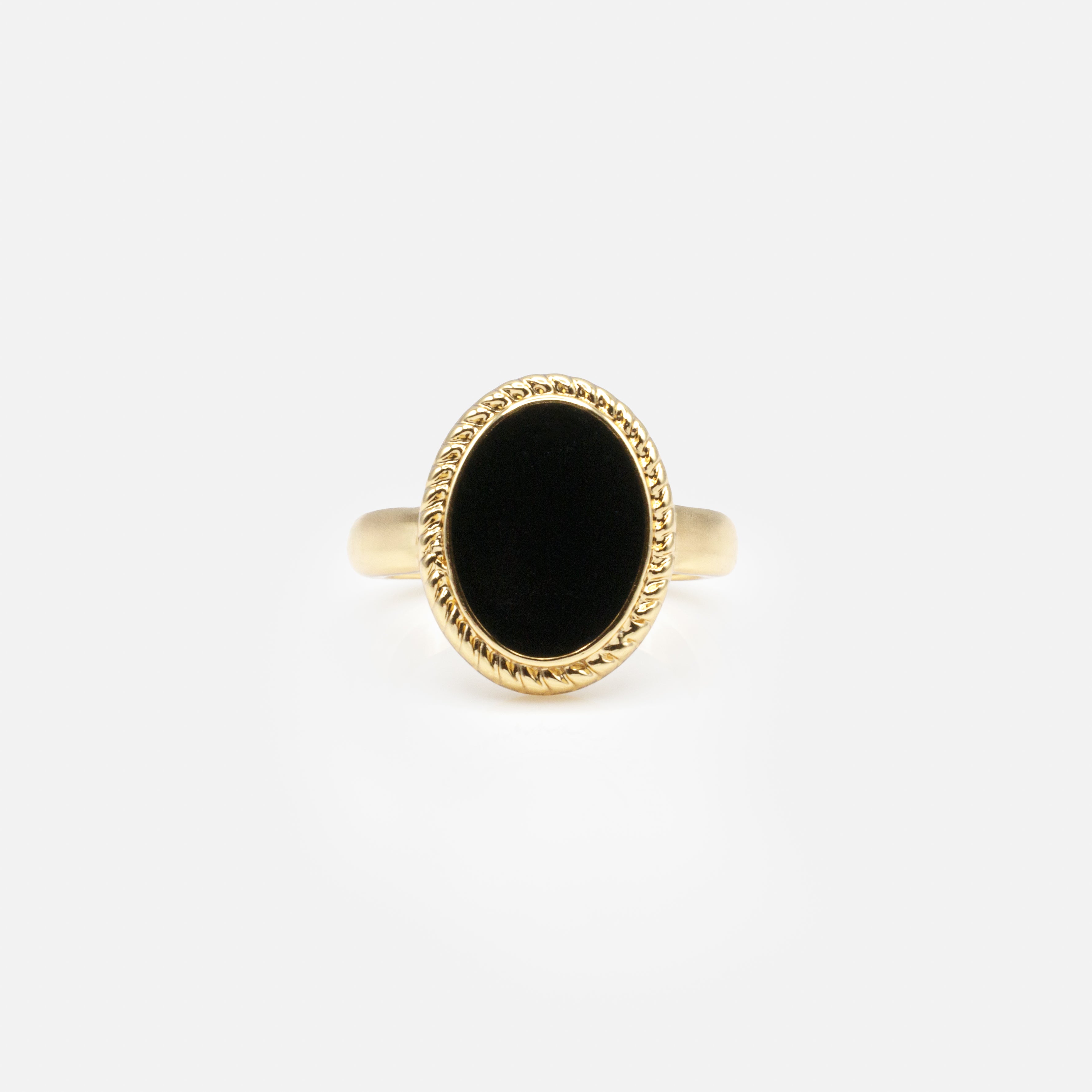 Bague dorée avec ovale noir
