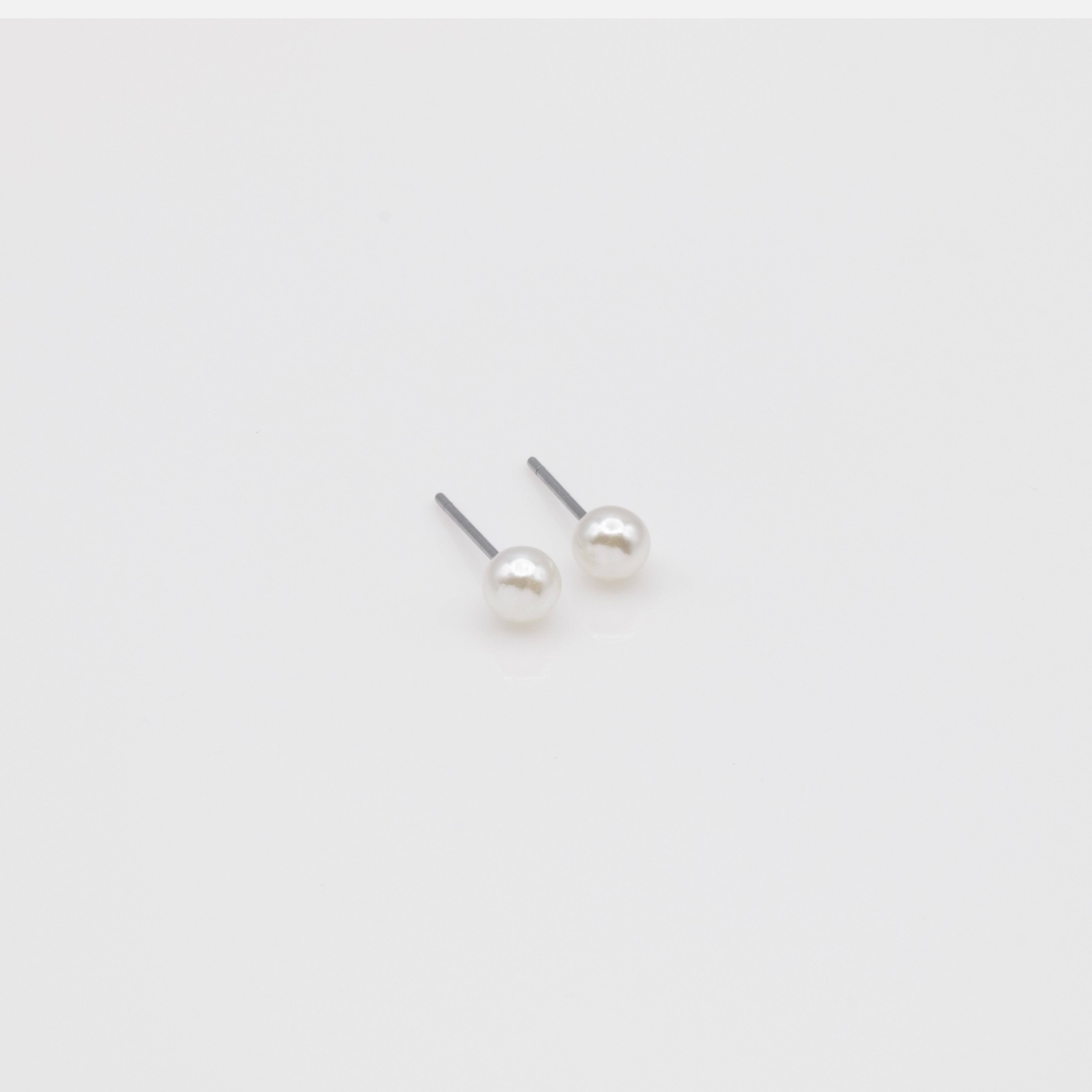 Trio de boucles d'oreilles papillons blancs et anneaux dorés
