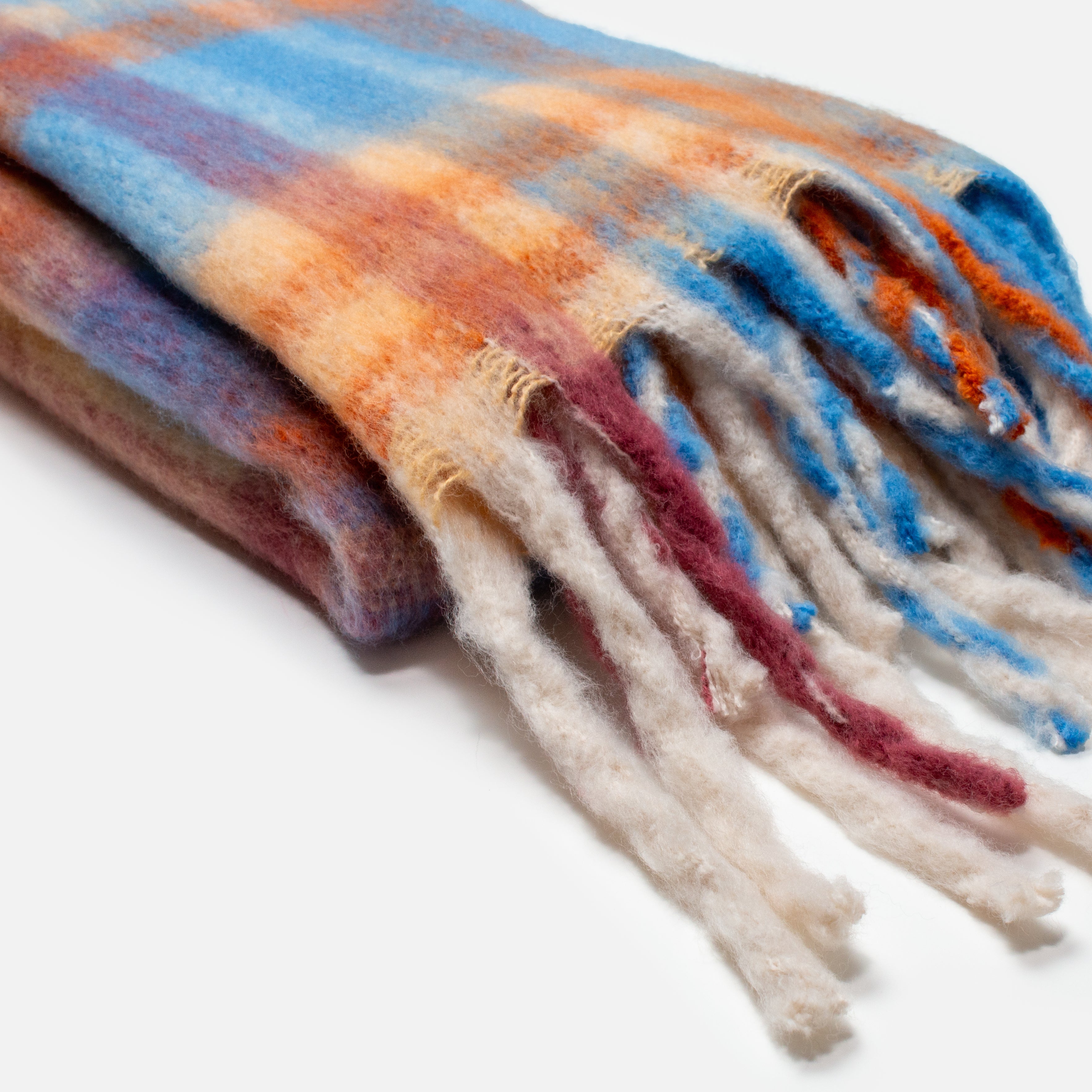 Foulard bleu à carreaux oranges et rouges
