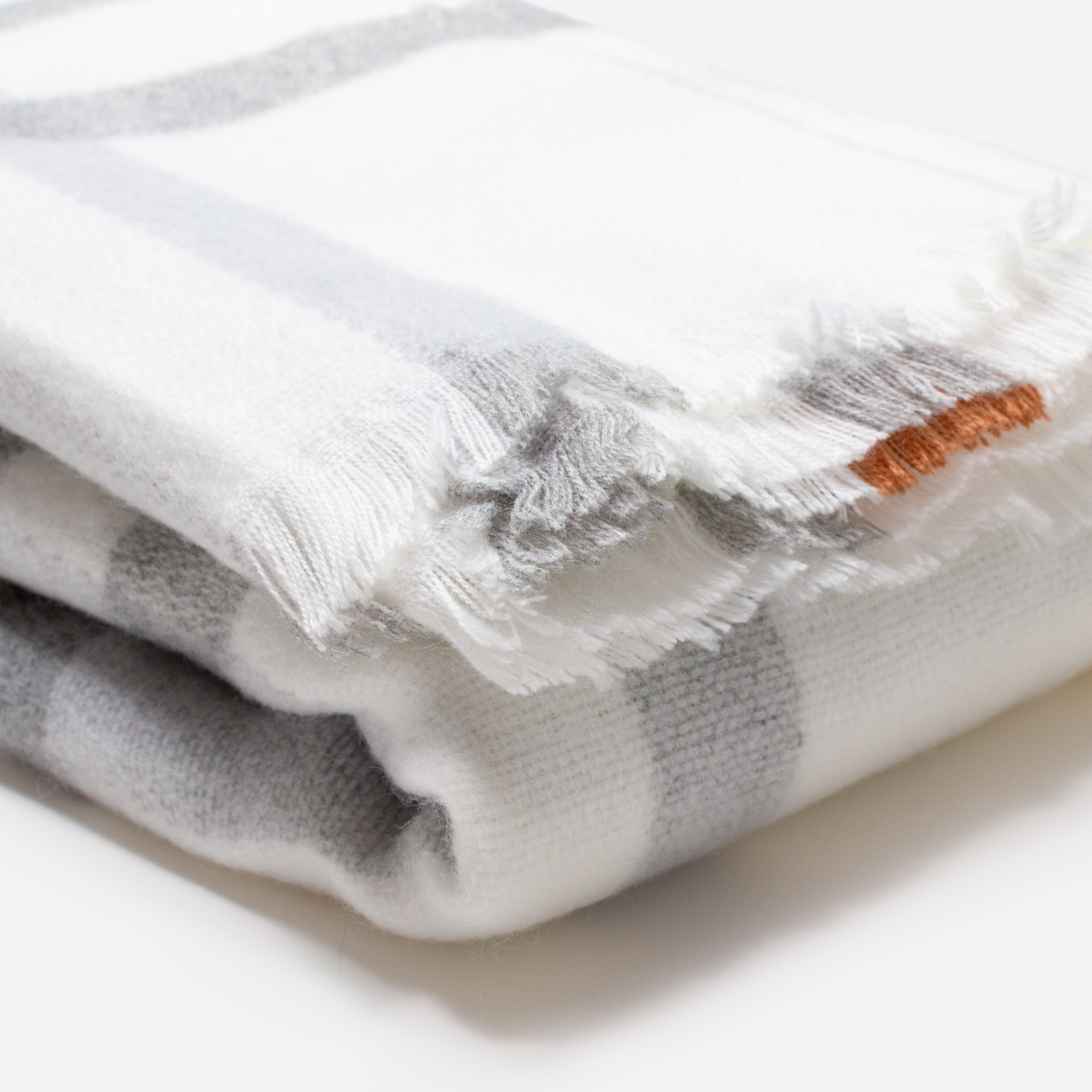 Foulard blanc à carreaux gris et caramel