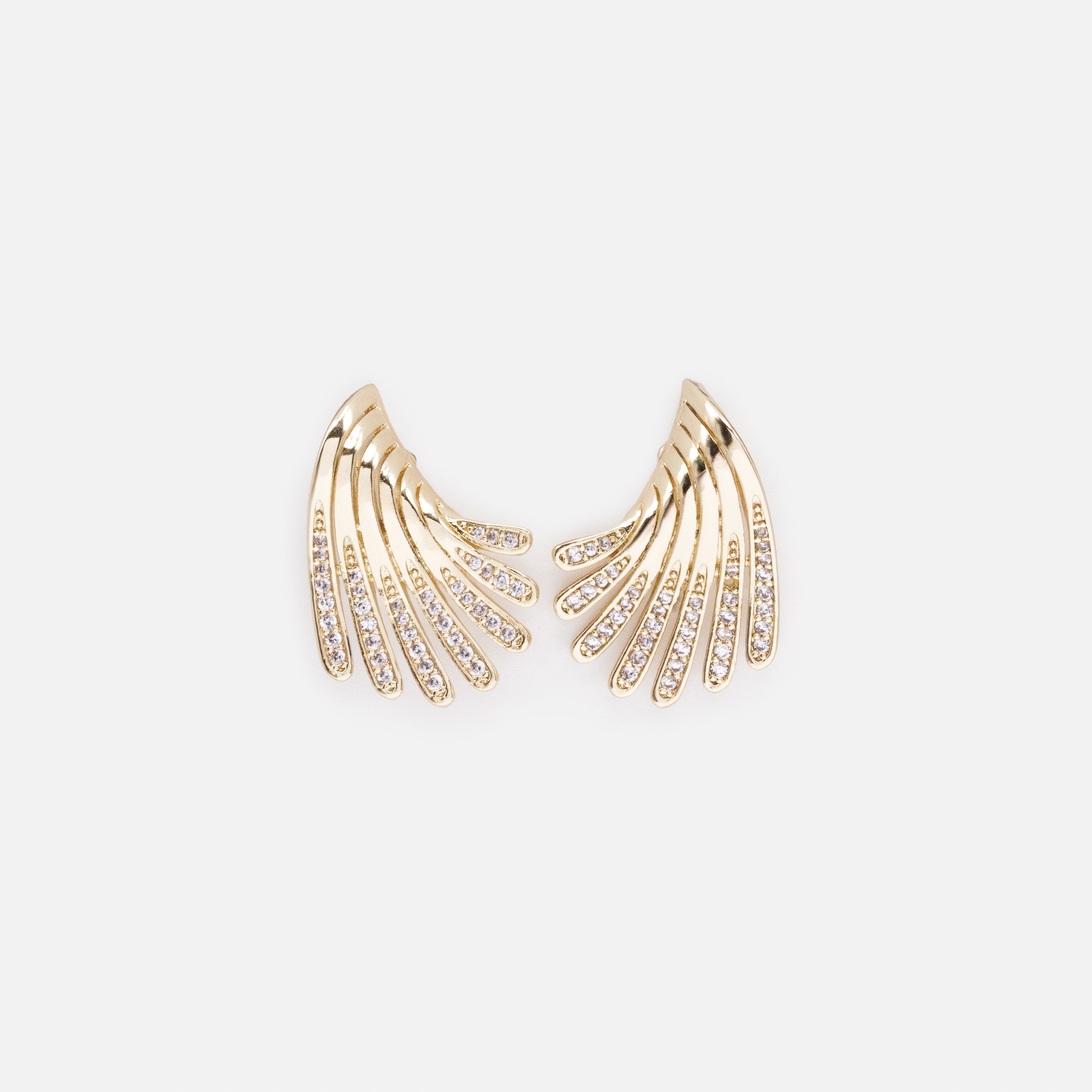 Boucles d'oreilles dorées en forme d'aile avec zircons cubiques