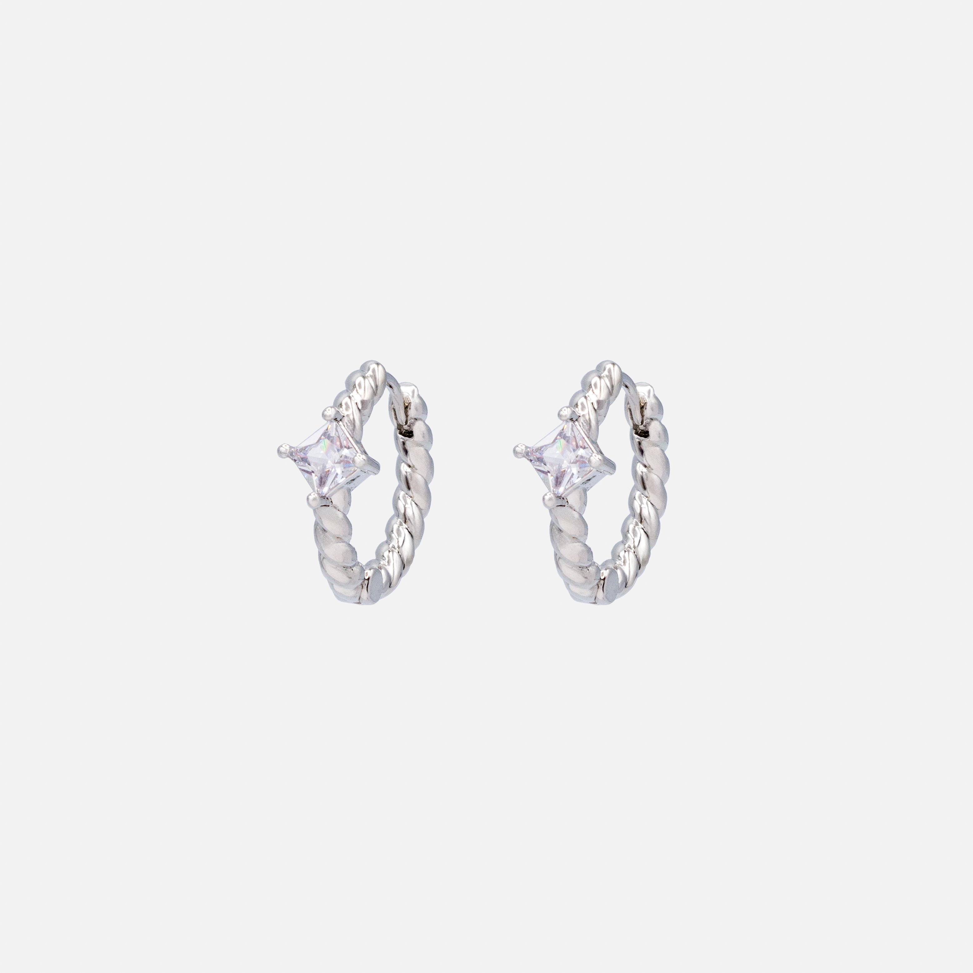 Boucles d'oreilles huggies argentées torsadées avec pierre translucide