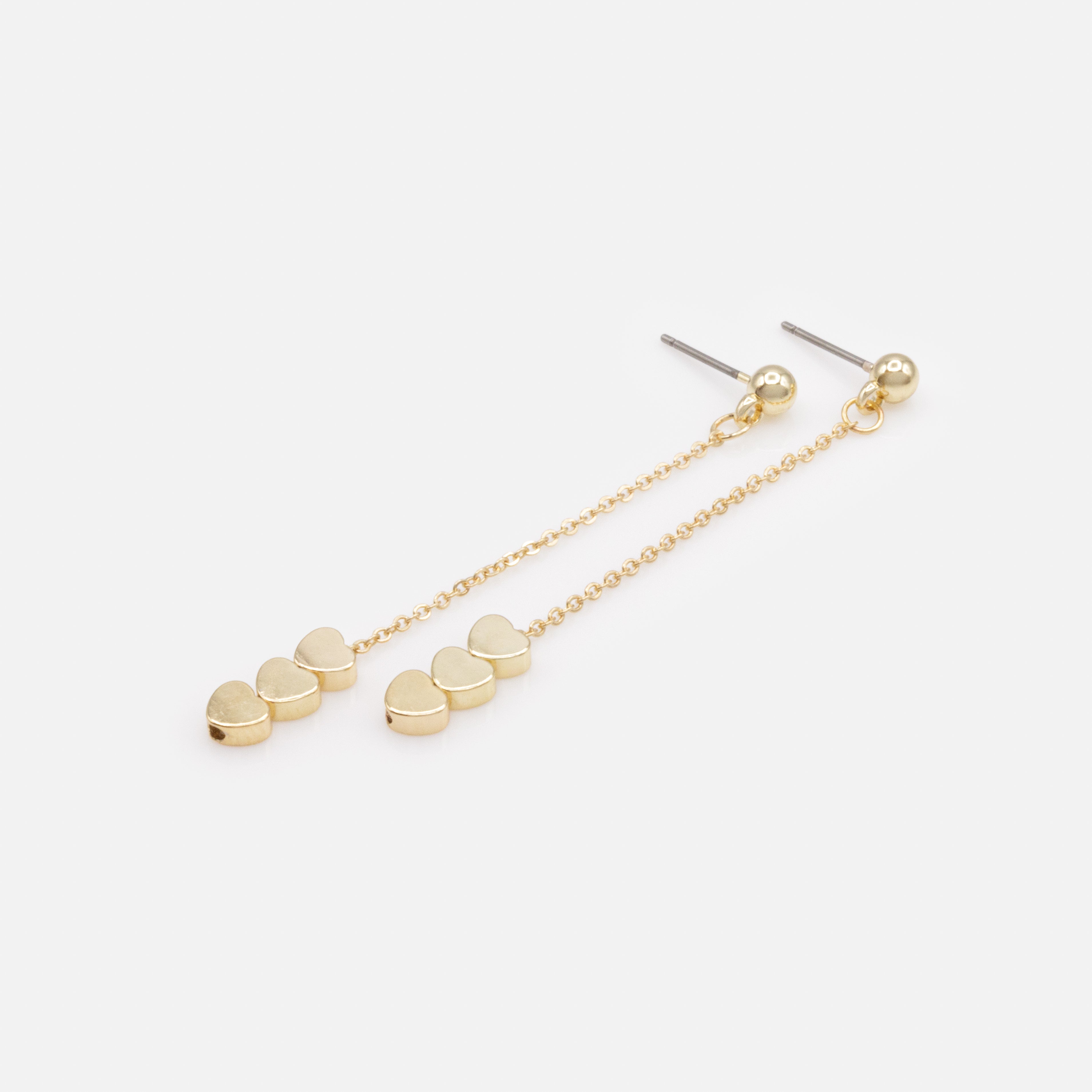 Longues boucles d'oreilles dorées avec trio de cœurs plats