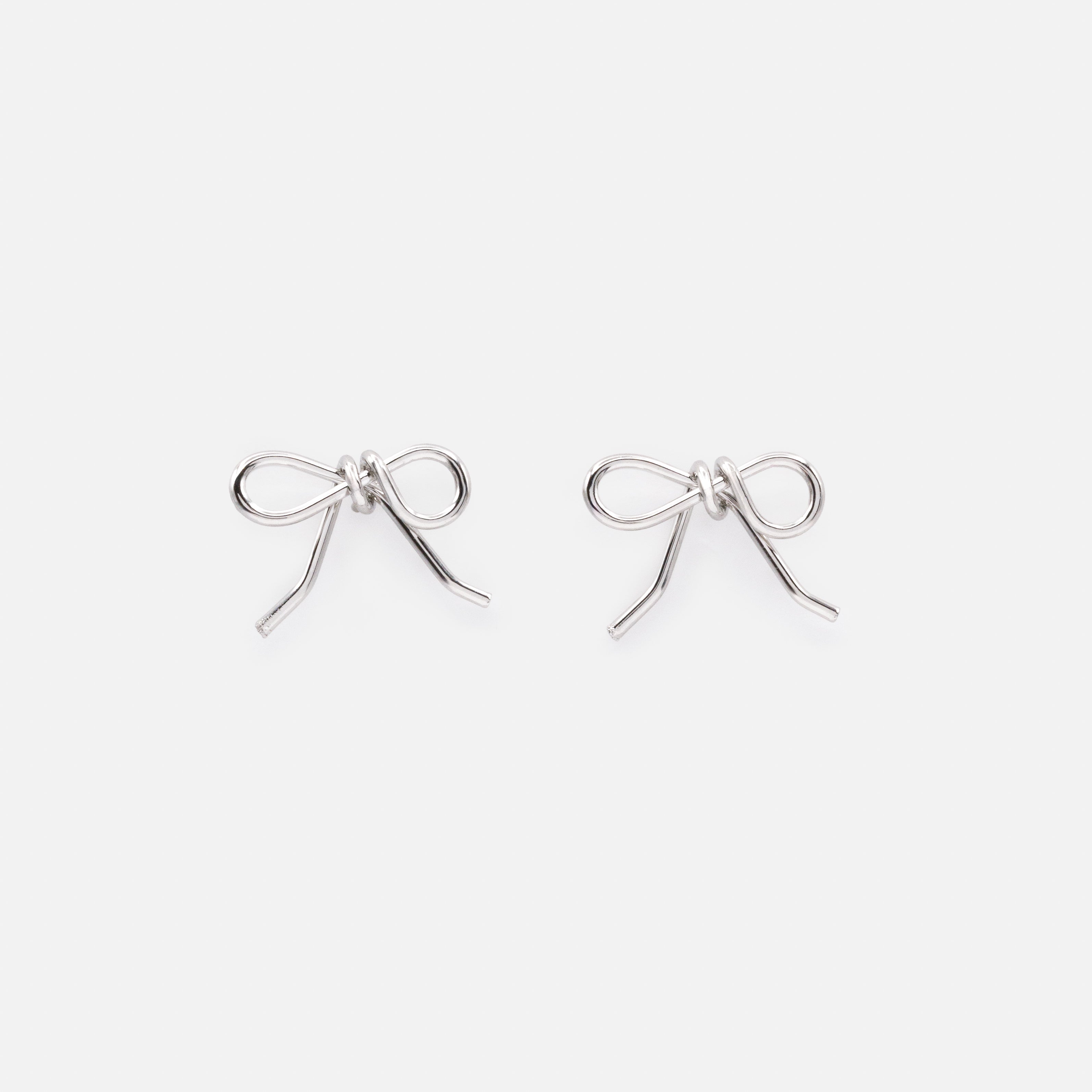 Boucles d'oreilles argentées en forme de boucle