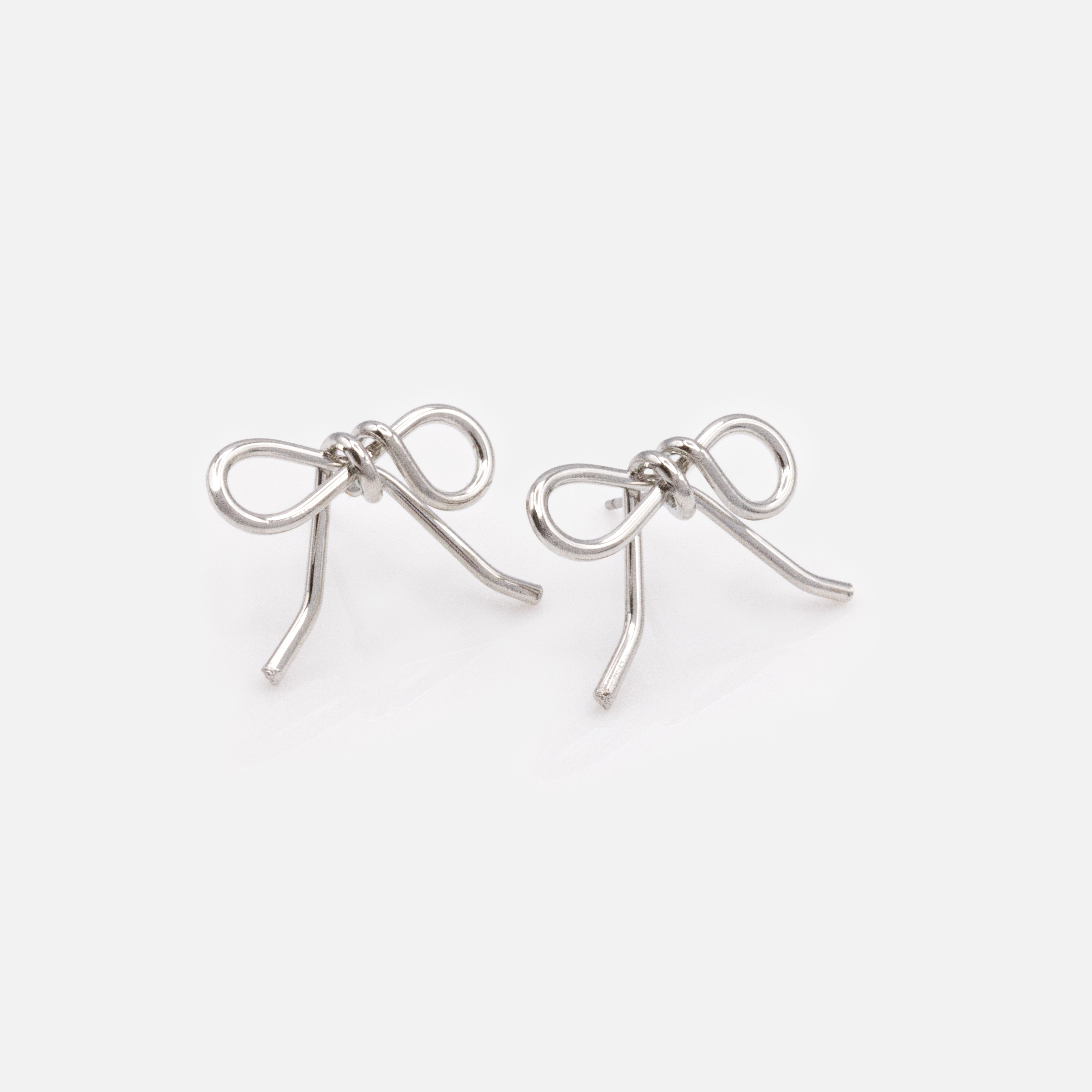 Boucles d'oreilles argentées en forme de boucle