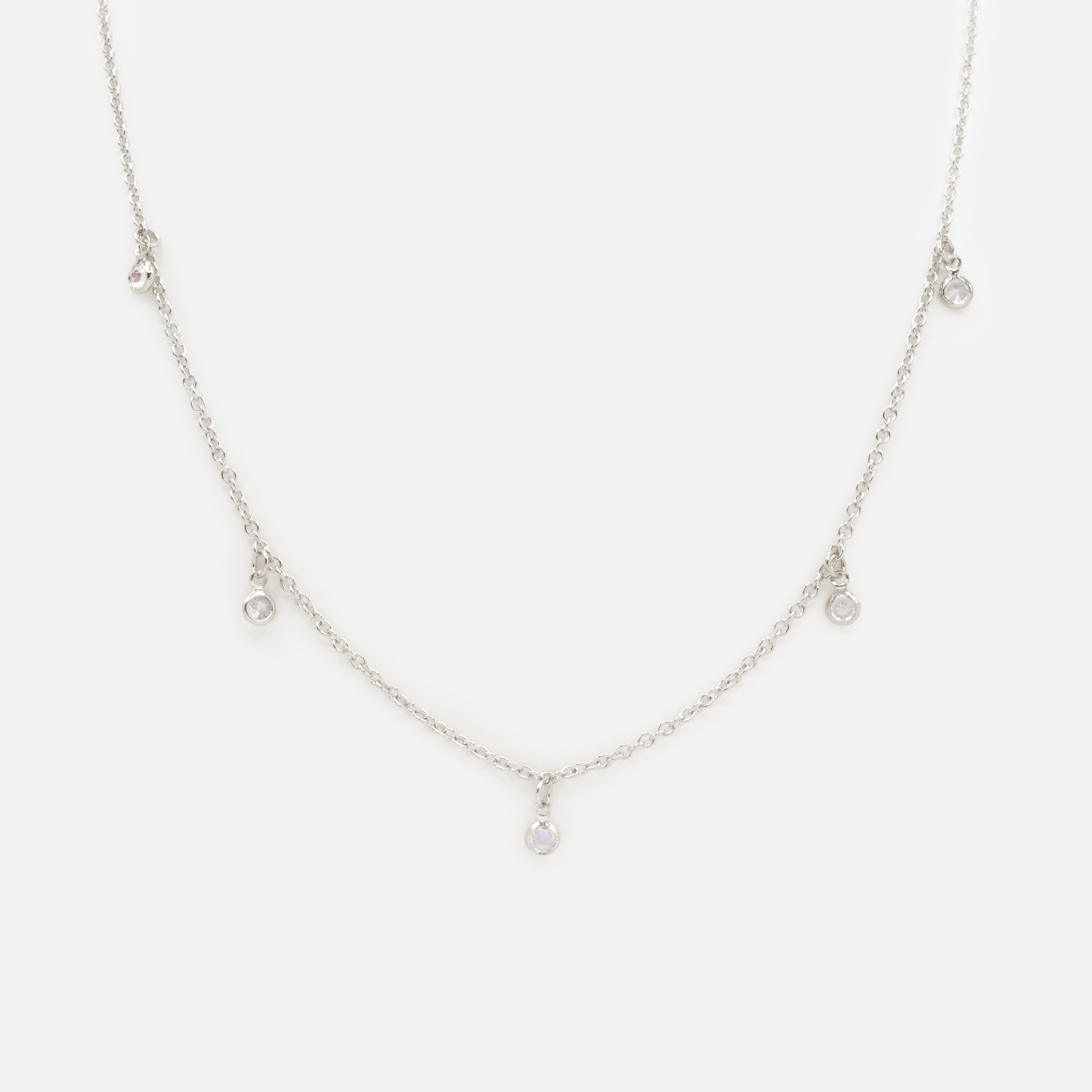 Collier argenté petites breloques rondes avec zircons cubiques