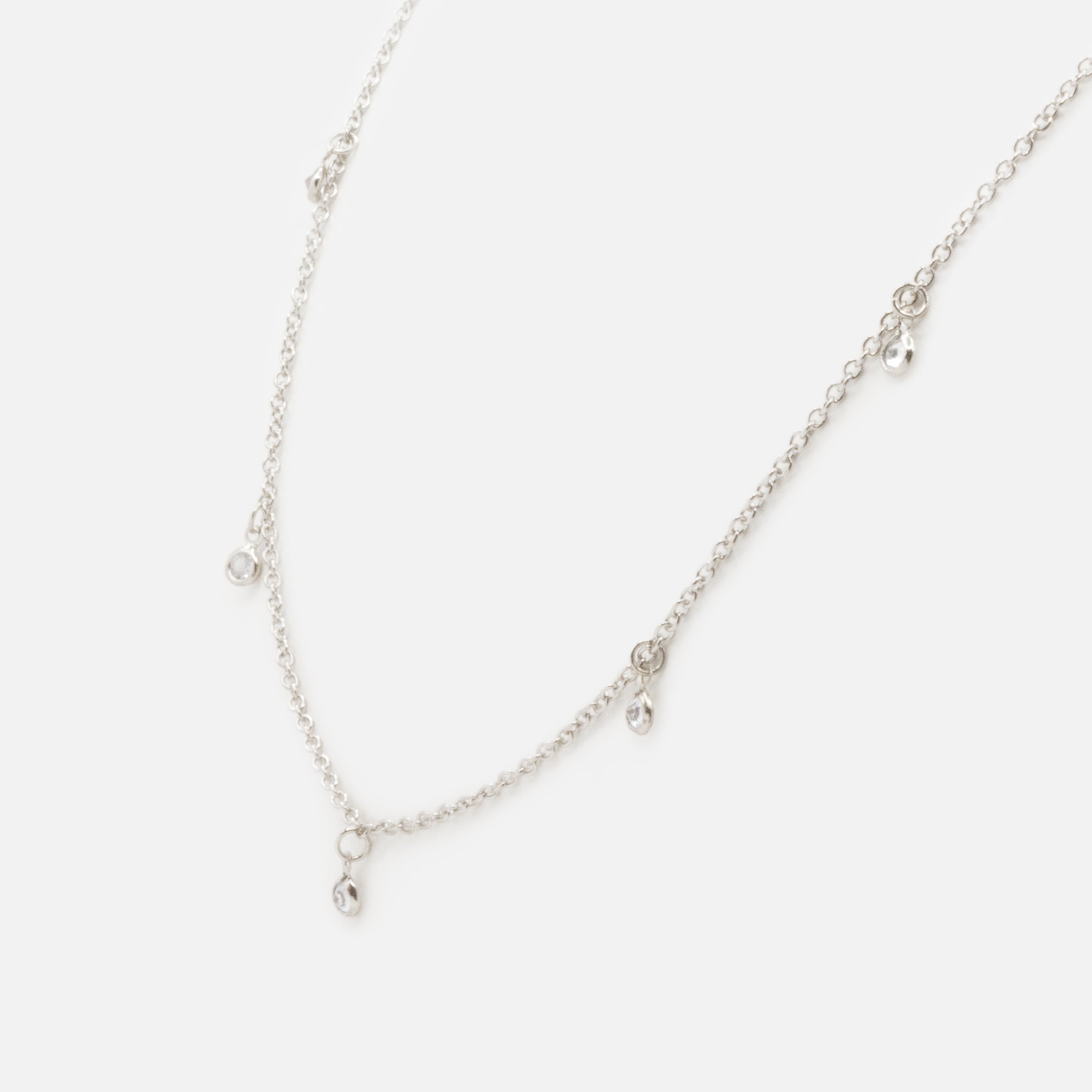 Collier argenté petites breloques rondes avec zircons cubiques