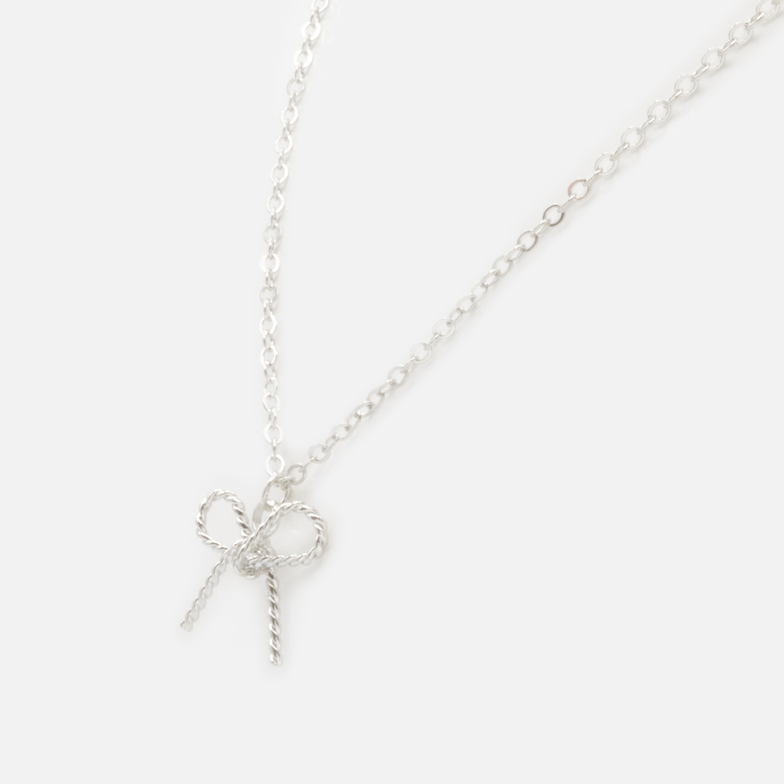 Collier argenté breloque en forme de boucle