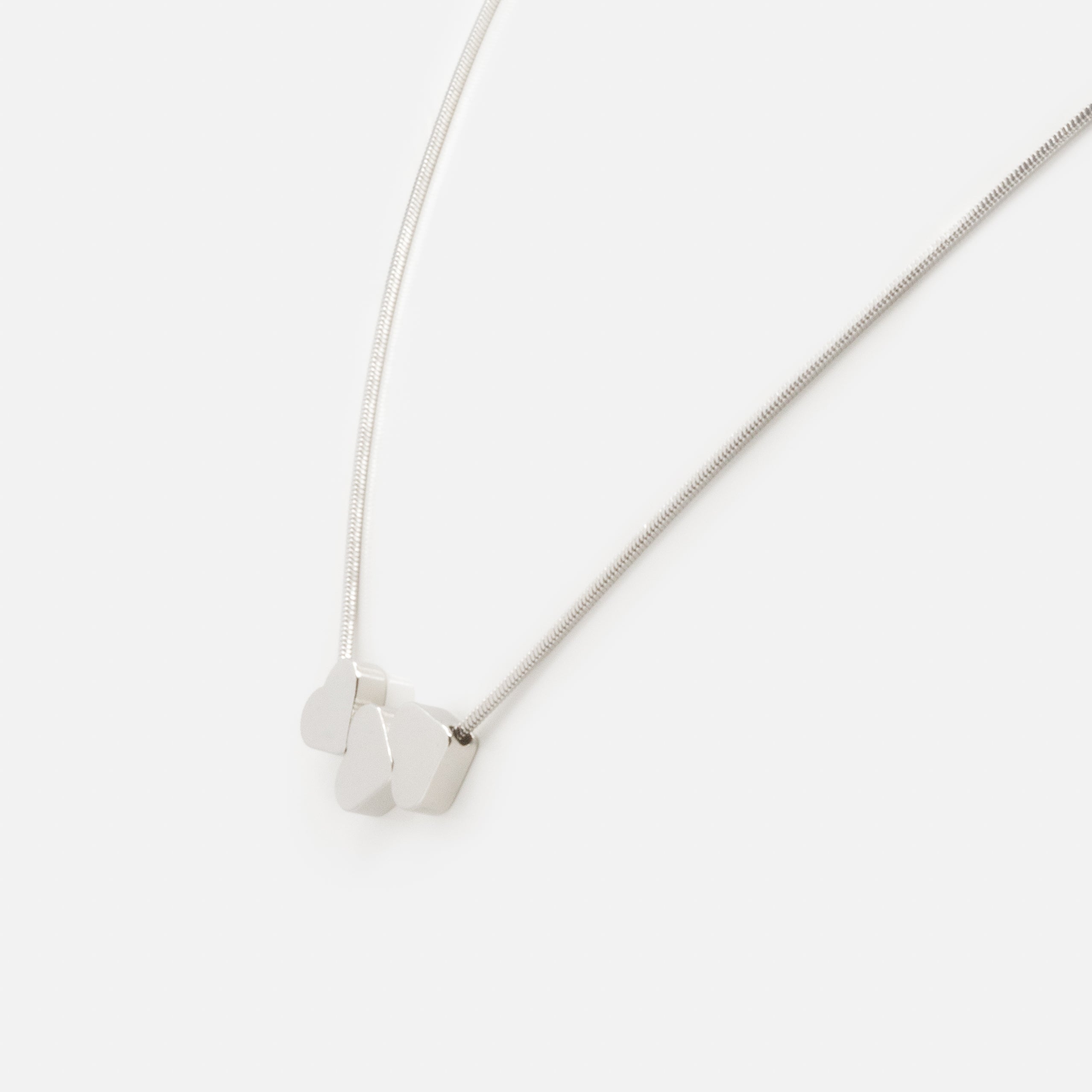Collier argenté avec trio de cœurs plats