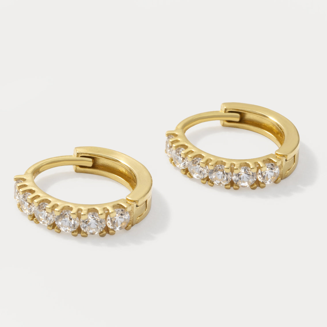 Boucle d'oreilles huggies avec zircons en or 10 carats
