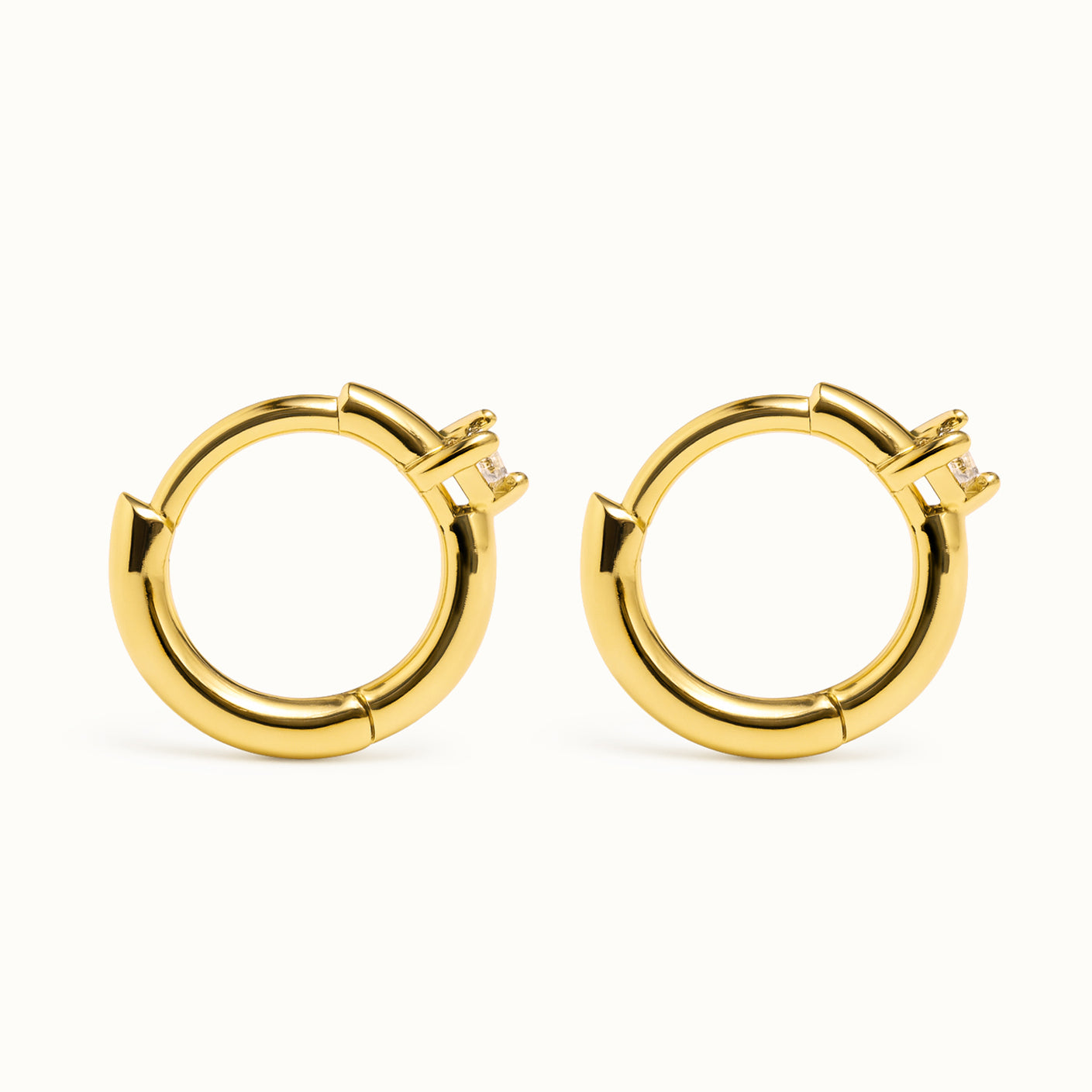 Très petites boucles d'oreilles huggies 9 mm en or vermeil serties d'un zircon cubique