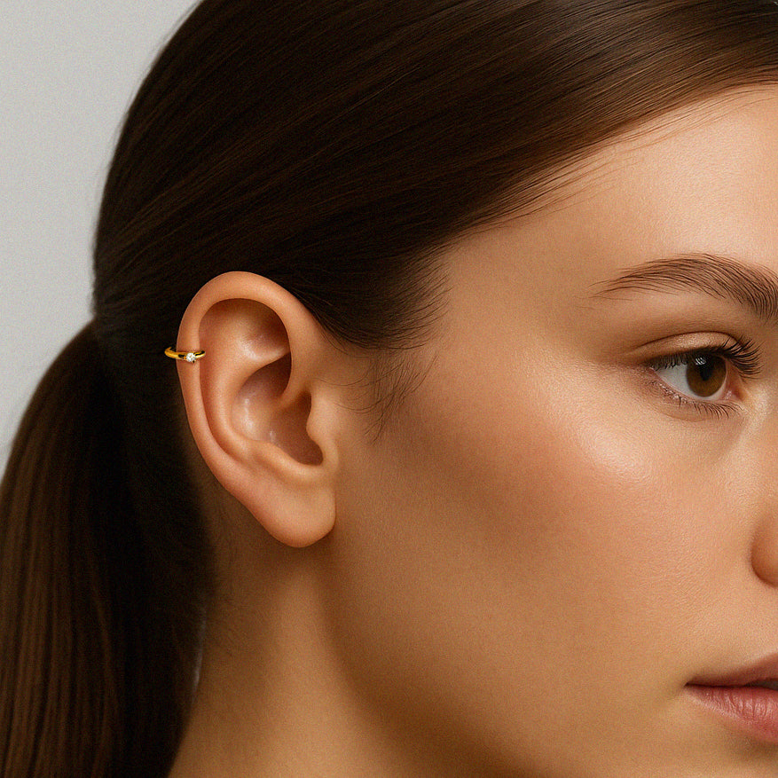 Très petites boucles d'oreilles huggies 9 mm en or vermeil serties d'un zircon cubique