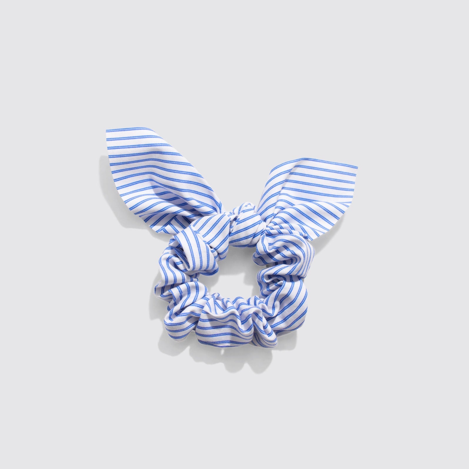 Chouchou rayé blanc et bleu avec nœud