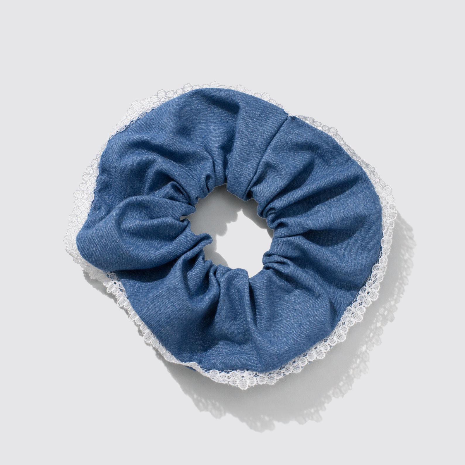 Chouchou en denim avec bordure de dentelle