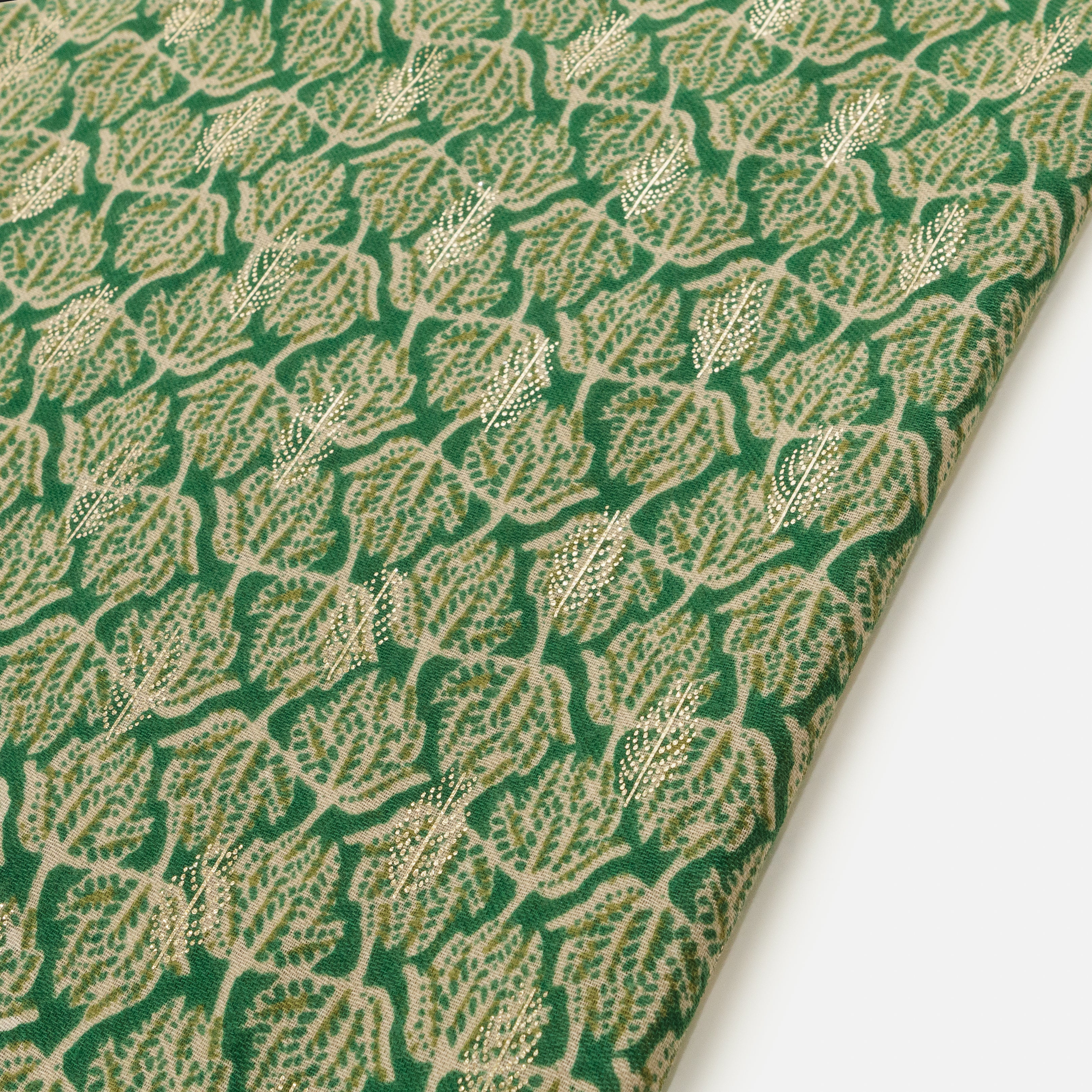 Foulard léger vert imprimé de feuilles avec touches dorées