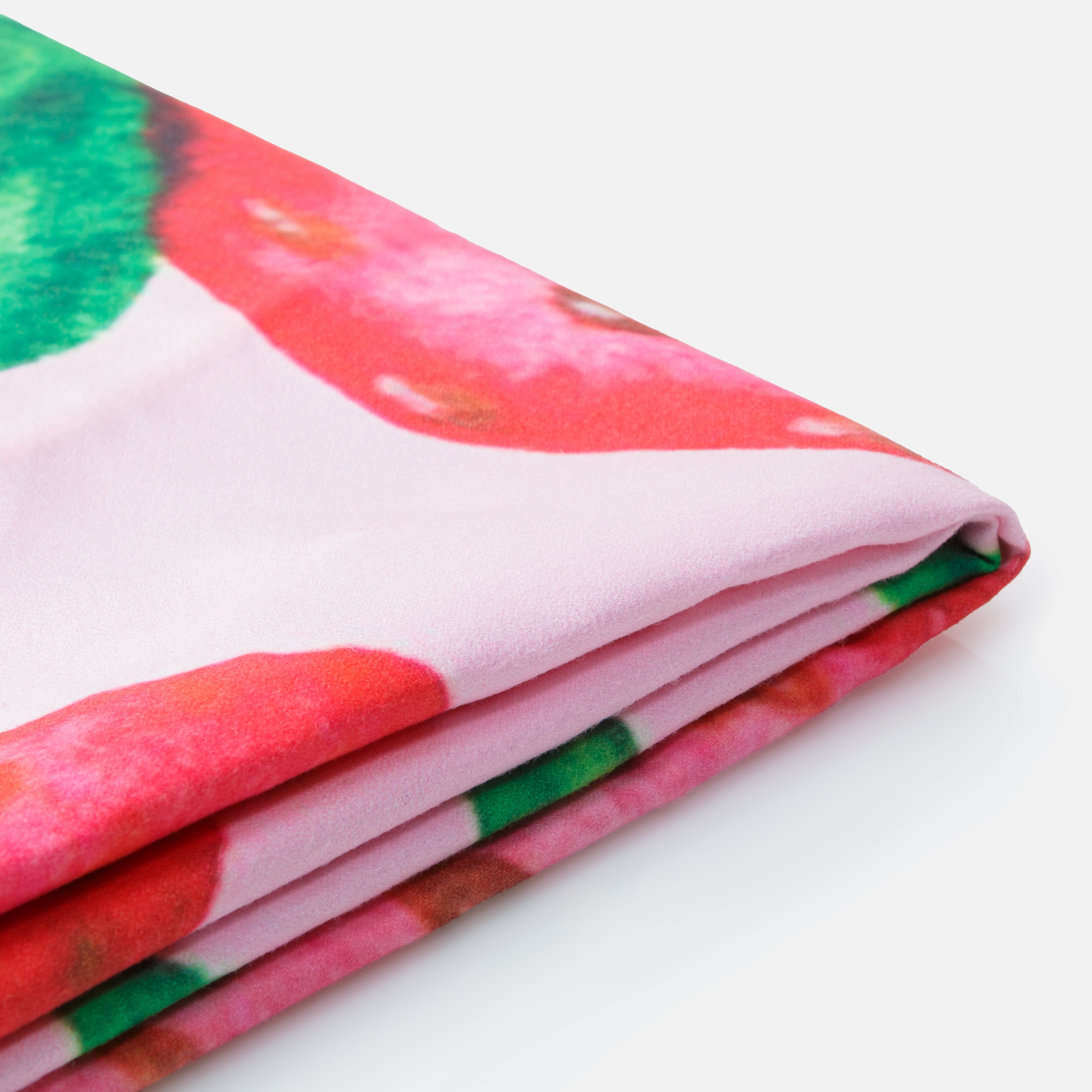 Serviette en microfibre rose à imprimé de fraises