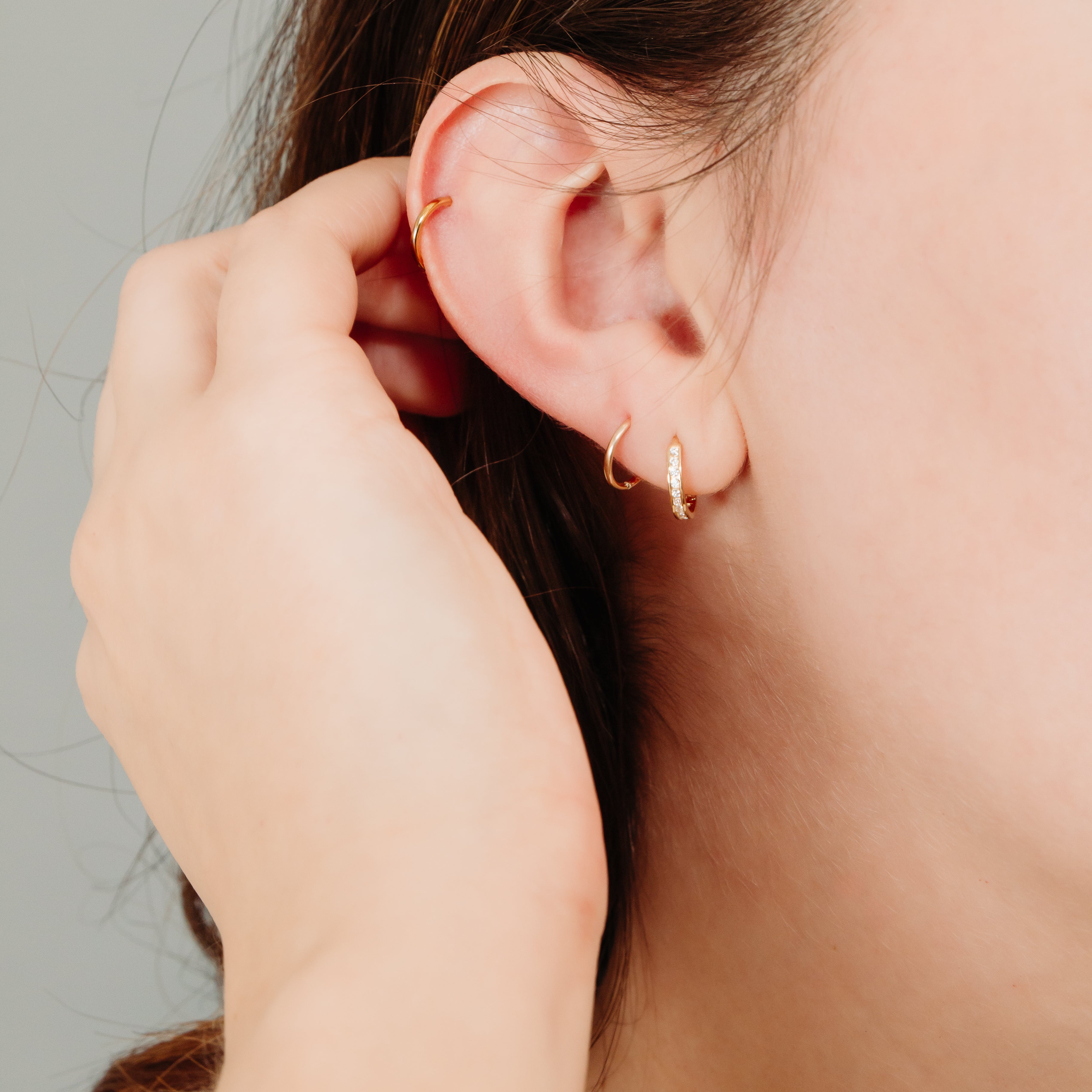 Boucles d’oreilles huggies 12 mm avec zircons cubiques en or 10 carats