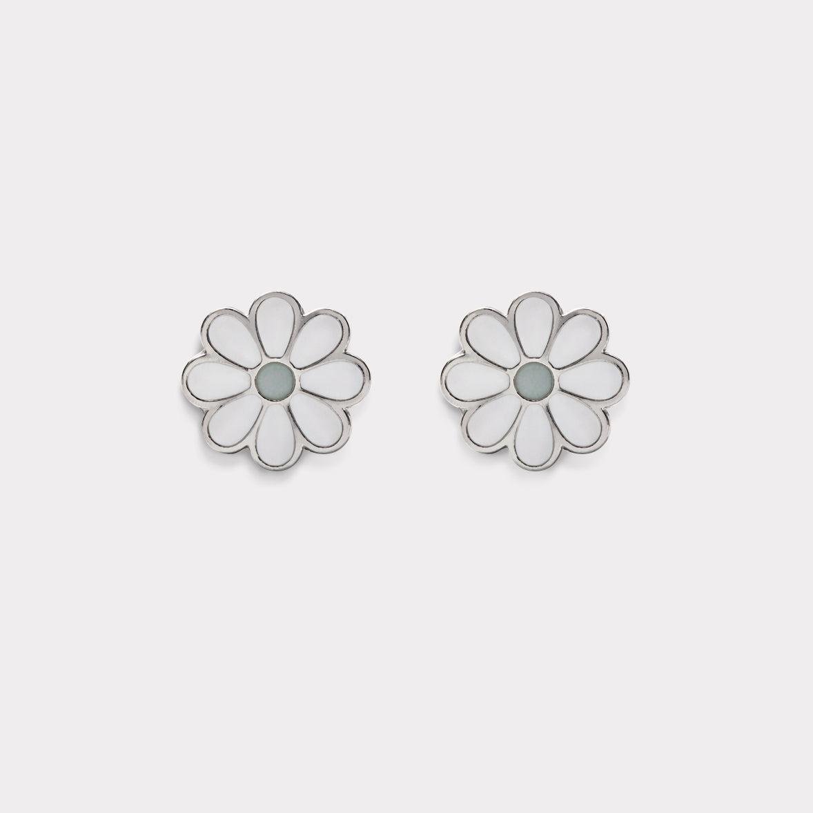 Mini boucles d'oreilles argentées fleurs blanches en acier inoxydable