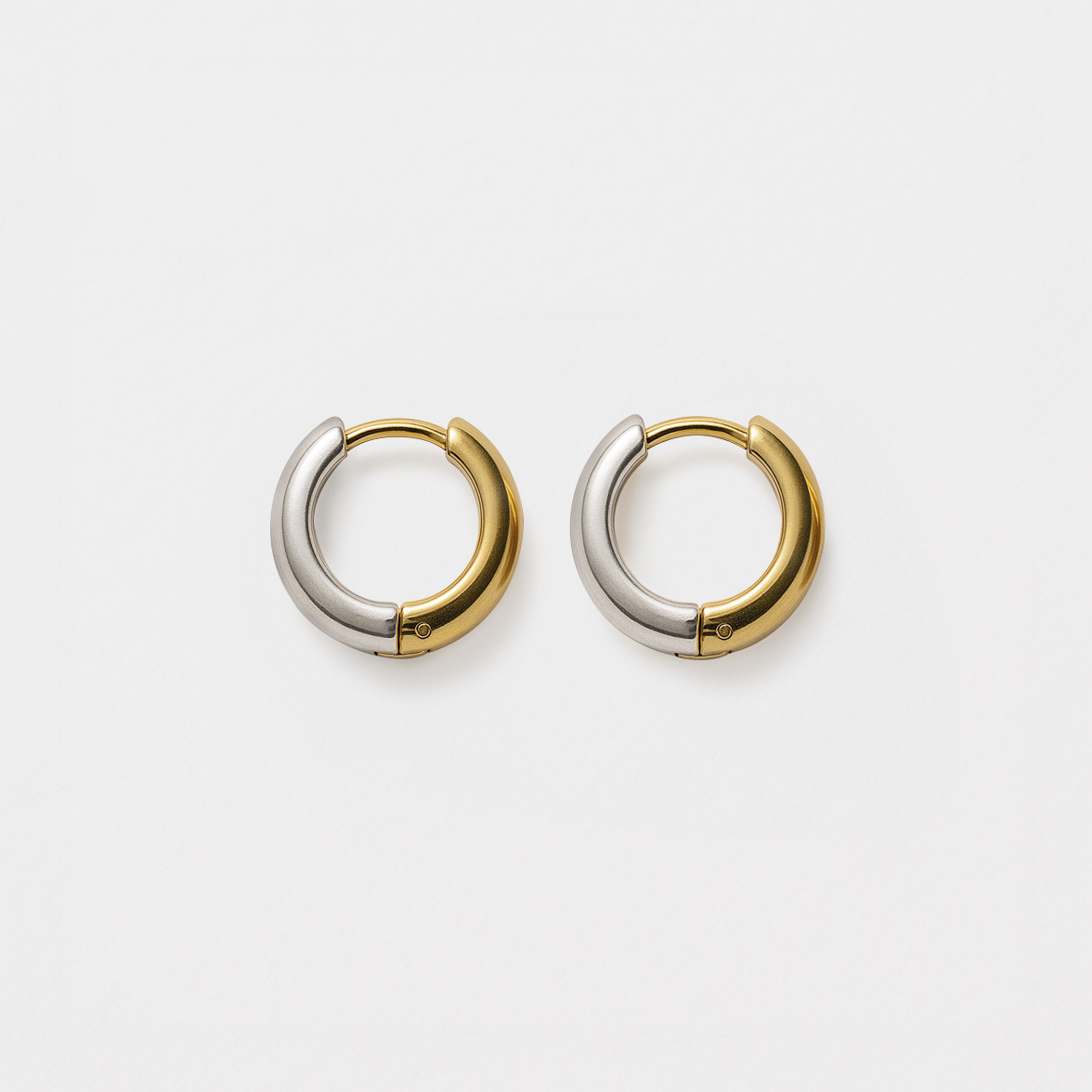Mini boucles d'oreilles huggies deux tons en acier inoxydable