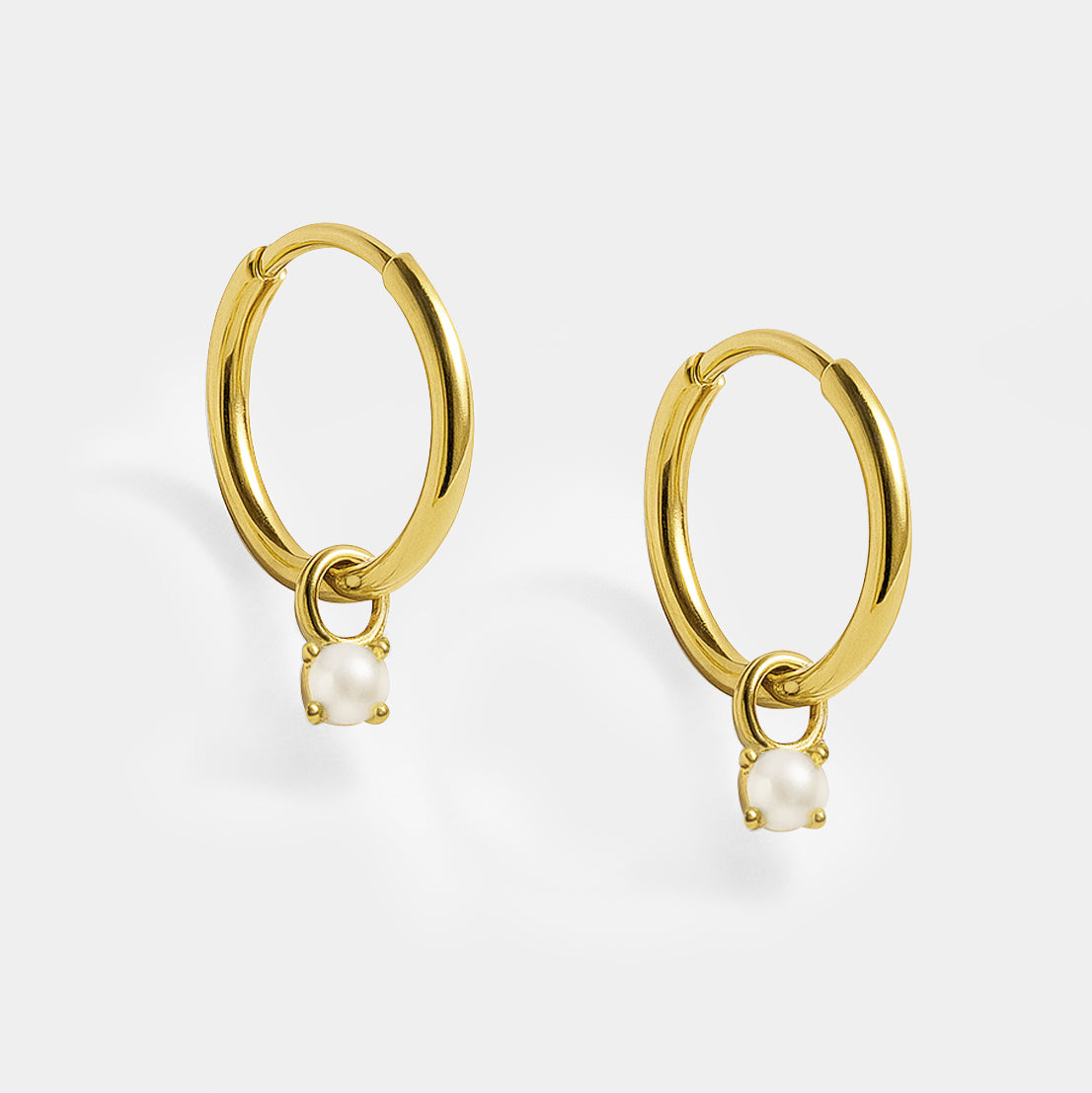 Mini boucles d'oreilles huggies dorées en acier inoxydable & perle