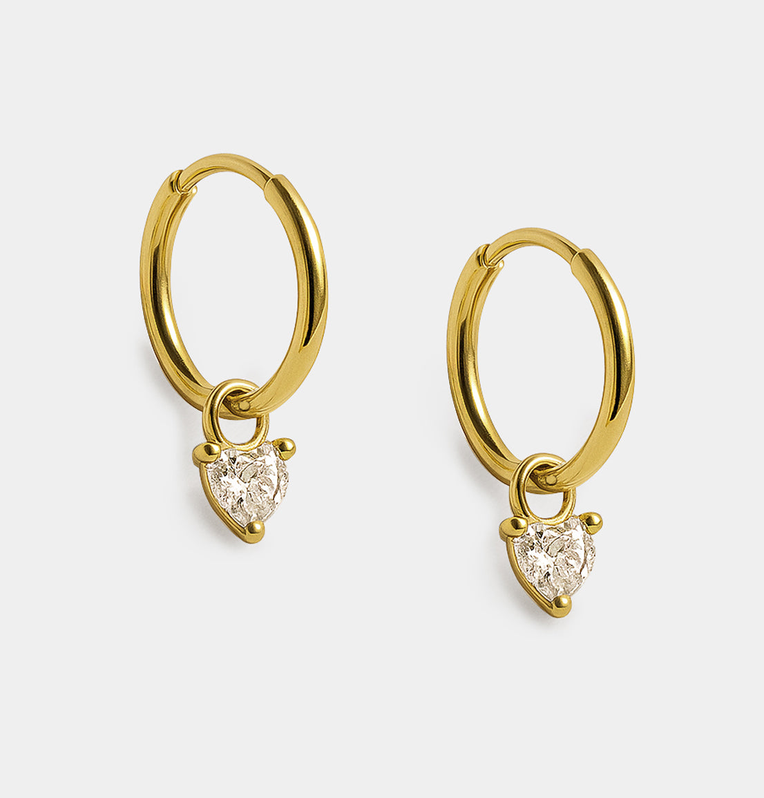 Mini boucles d'oreilles huggies dorées en acier inoxydable & zircon cubique en cœur
