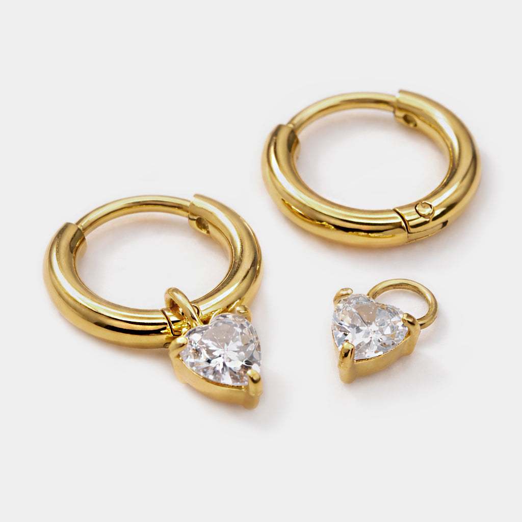 Mini boucles d'oreilles huggies dorées en acier inoxydable & zircon cubique en cœur