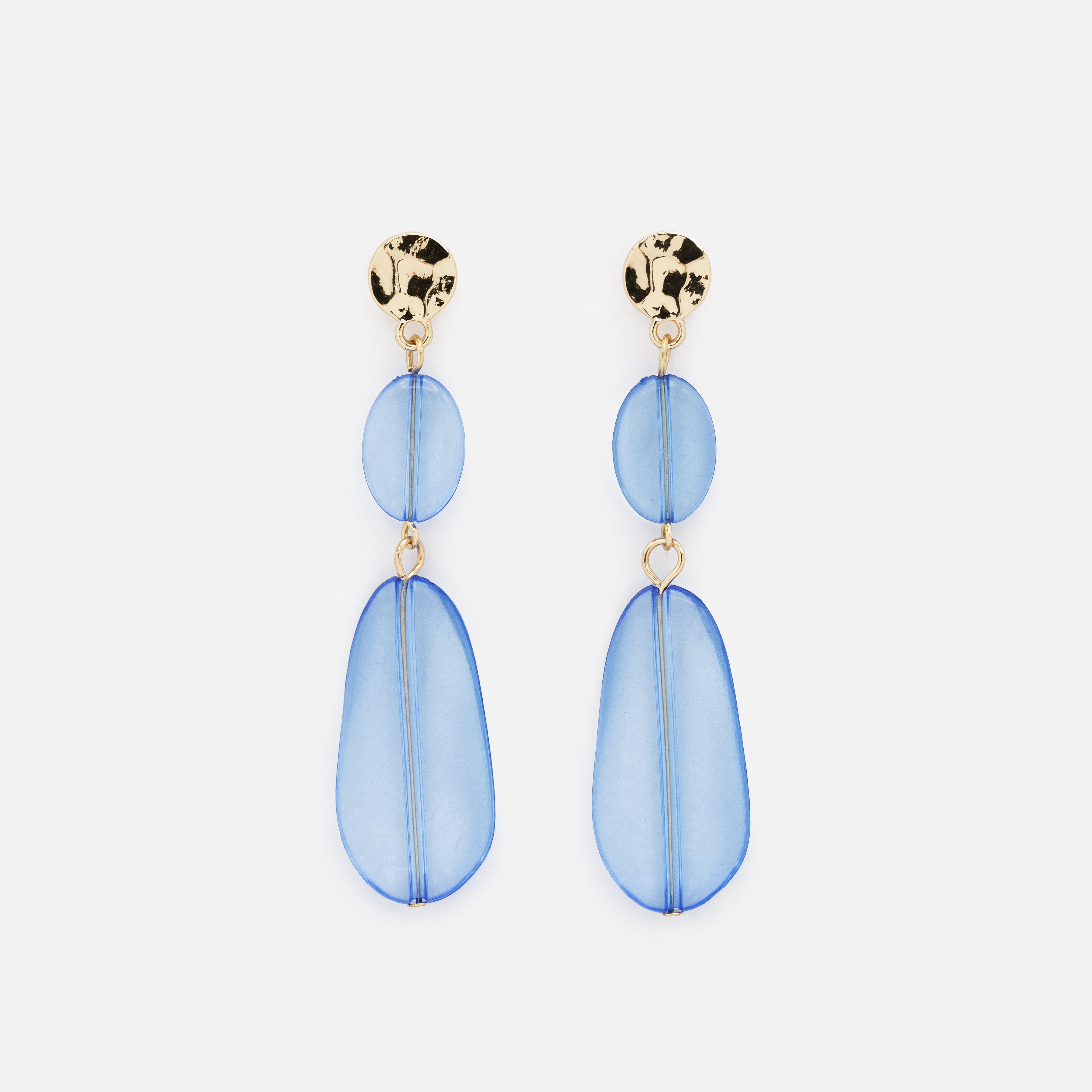 Boucles d'oreilles dorées avec longues breloques bleues translucides