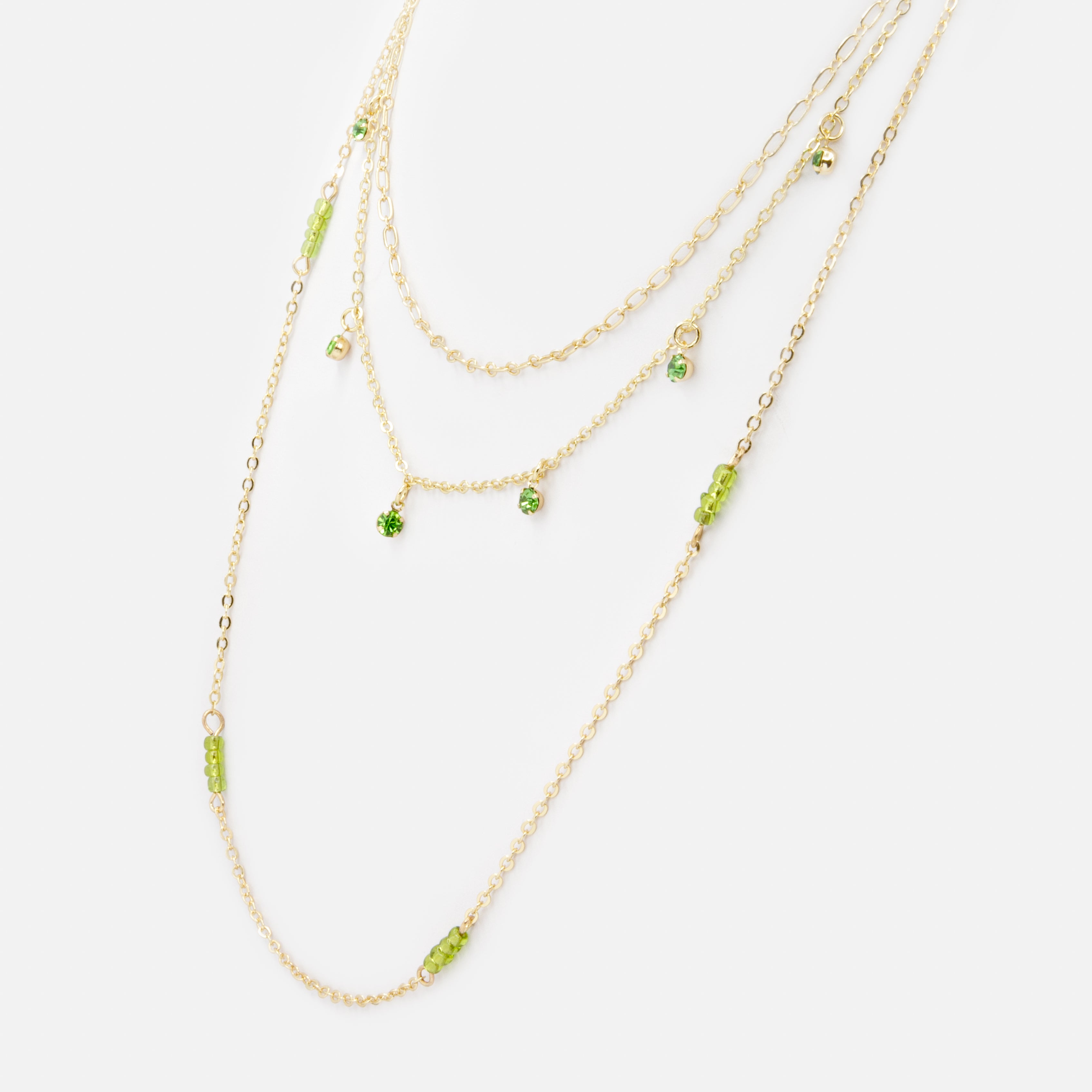 Collier triple chaîne dorée avec billes et pierres vertes