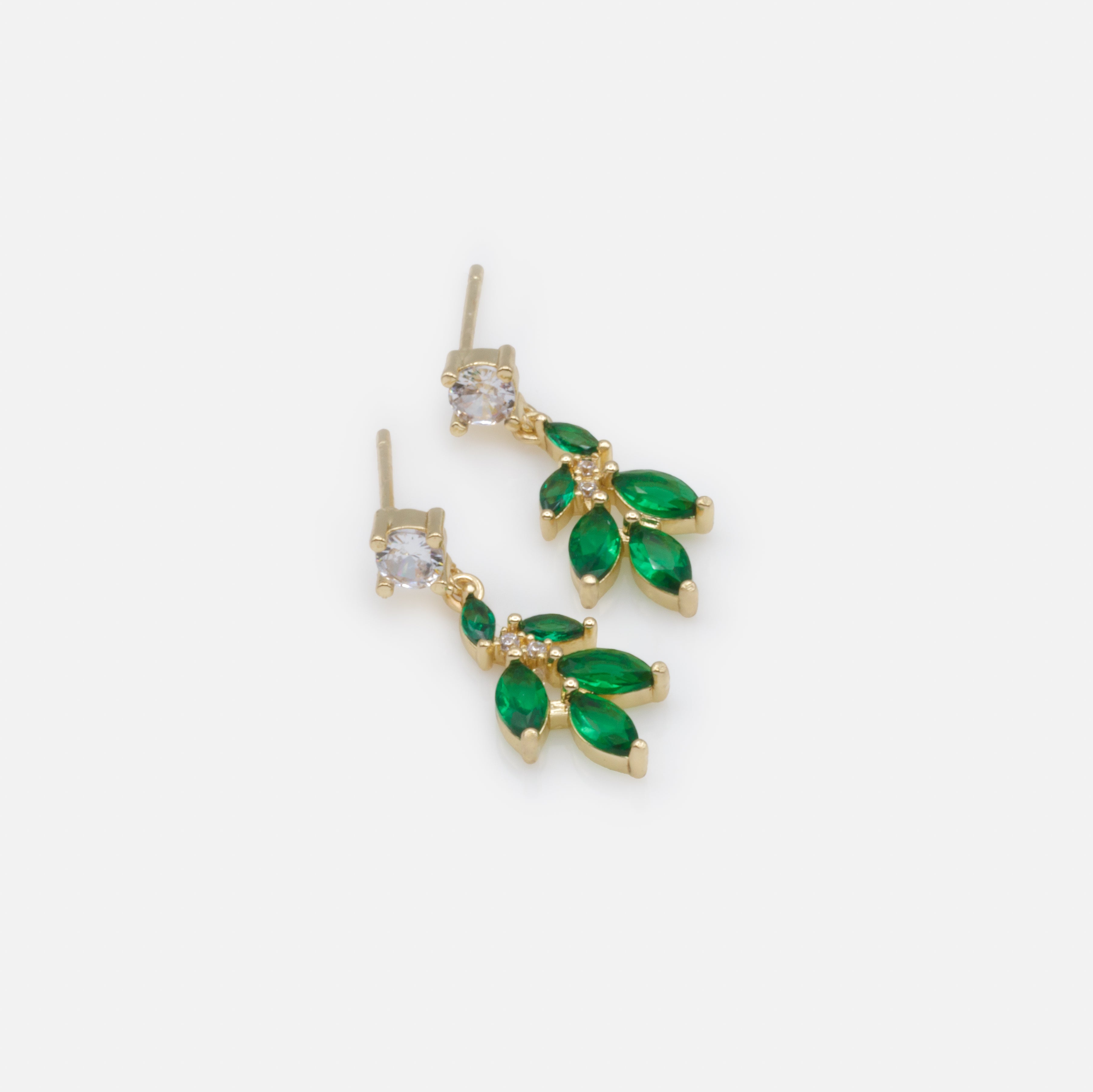 Boucles d'oreilles dorées avec feuilles émeraude