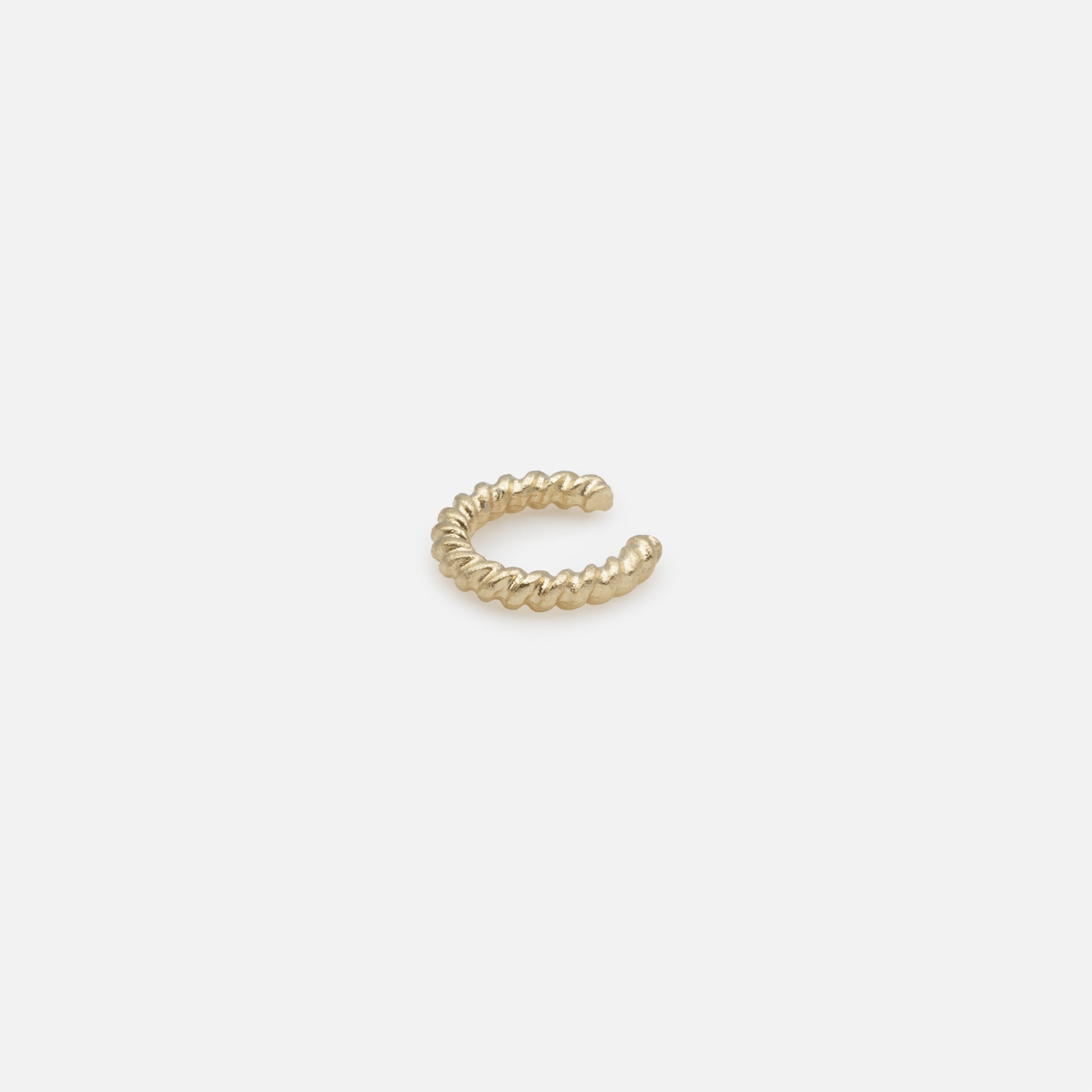 Ensemble de quatre boucles d'oreilles et de deux manchettes dorées