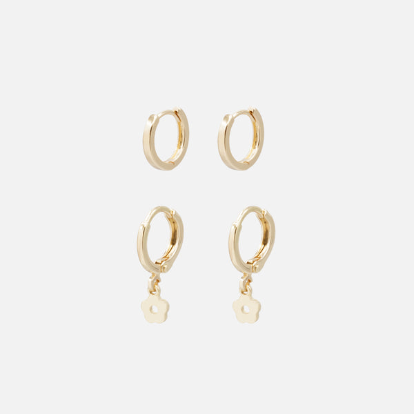 Charger l'image dans la galerie, Duo de boucles d'oreilles anneaux dorés simples et breloque fleur