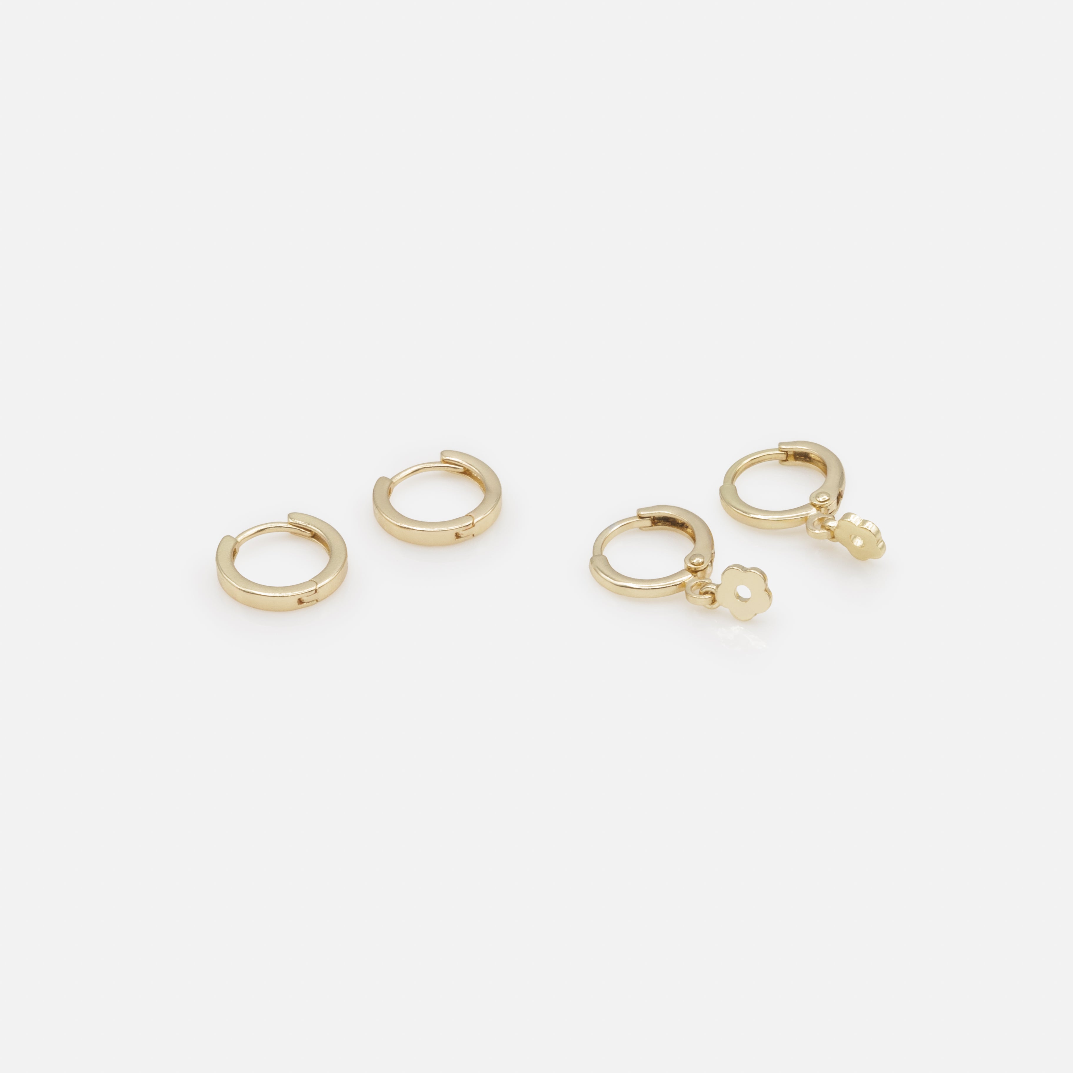 Duo de boucles d'oreilles anneaux dorés simples et breloque fleur