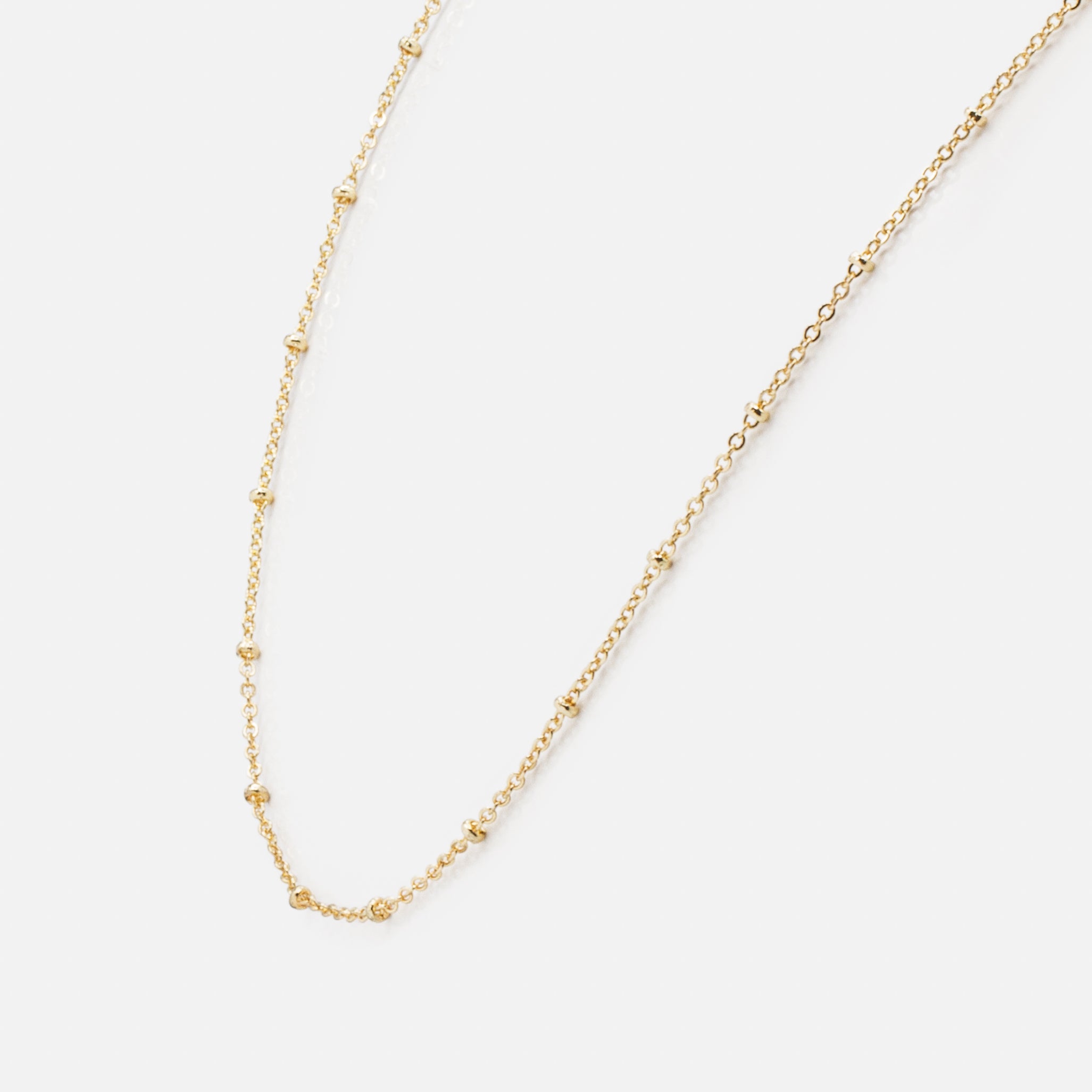 Ensemble de deux colliers dorés pendentif fleur en perles