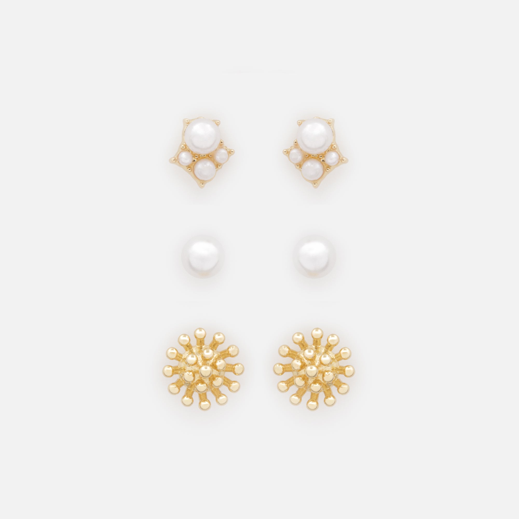Trio de boucles d'oreilles dorées perles et fleurs