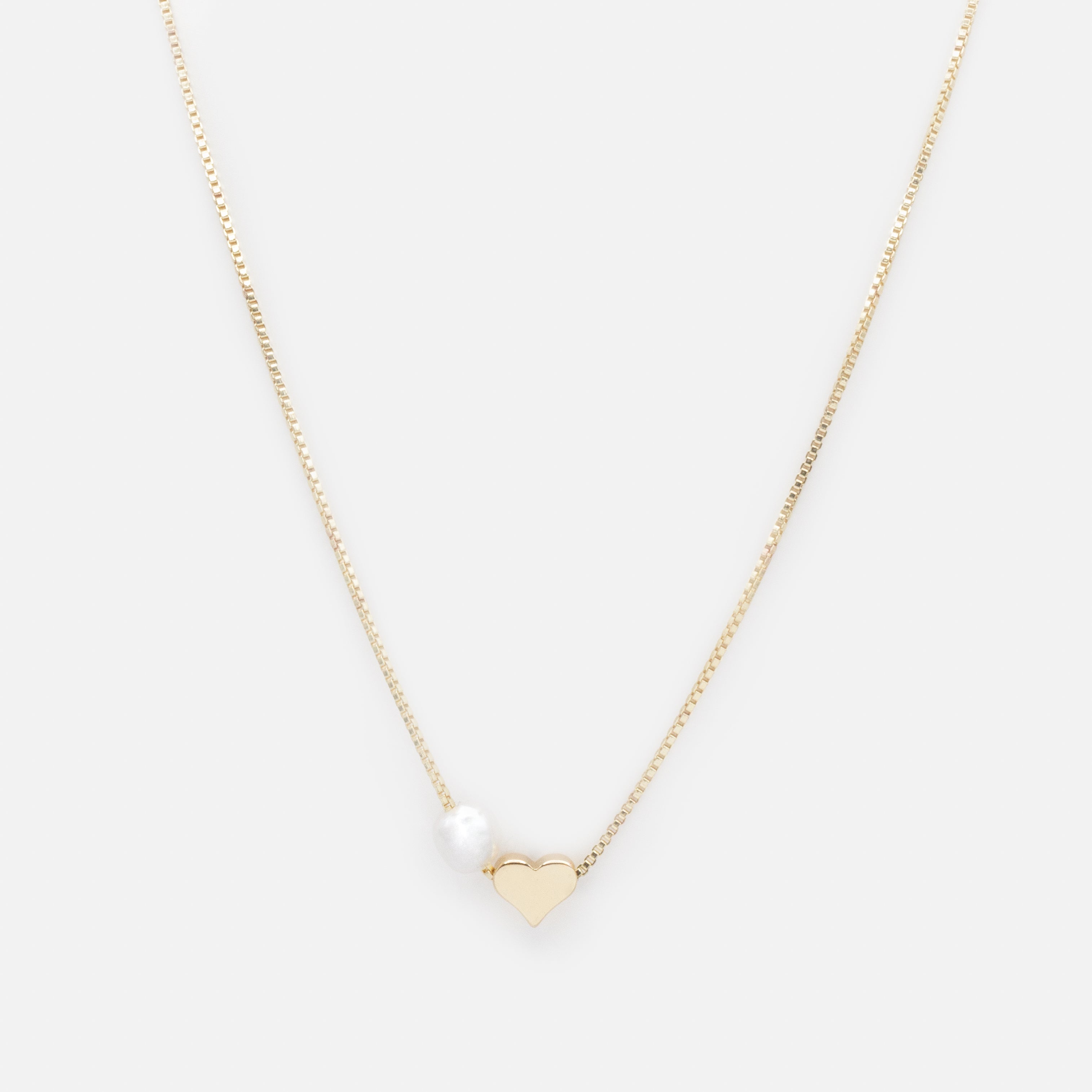 Collier doré avec perle et coeur