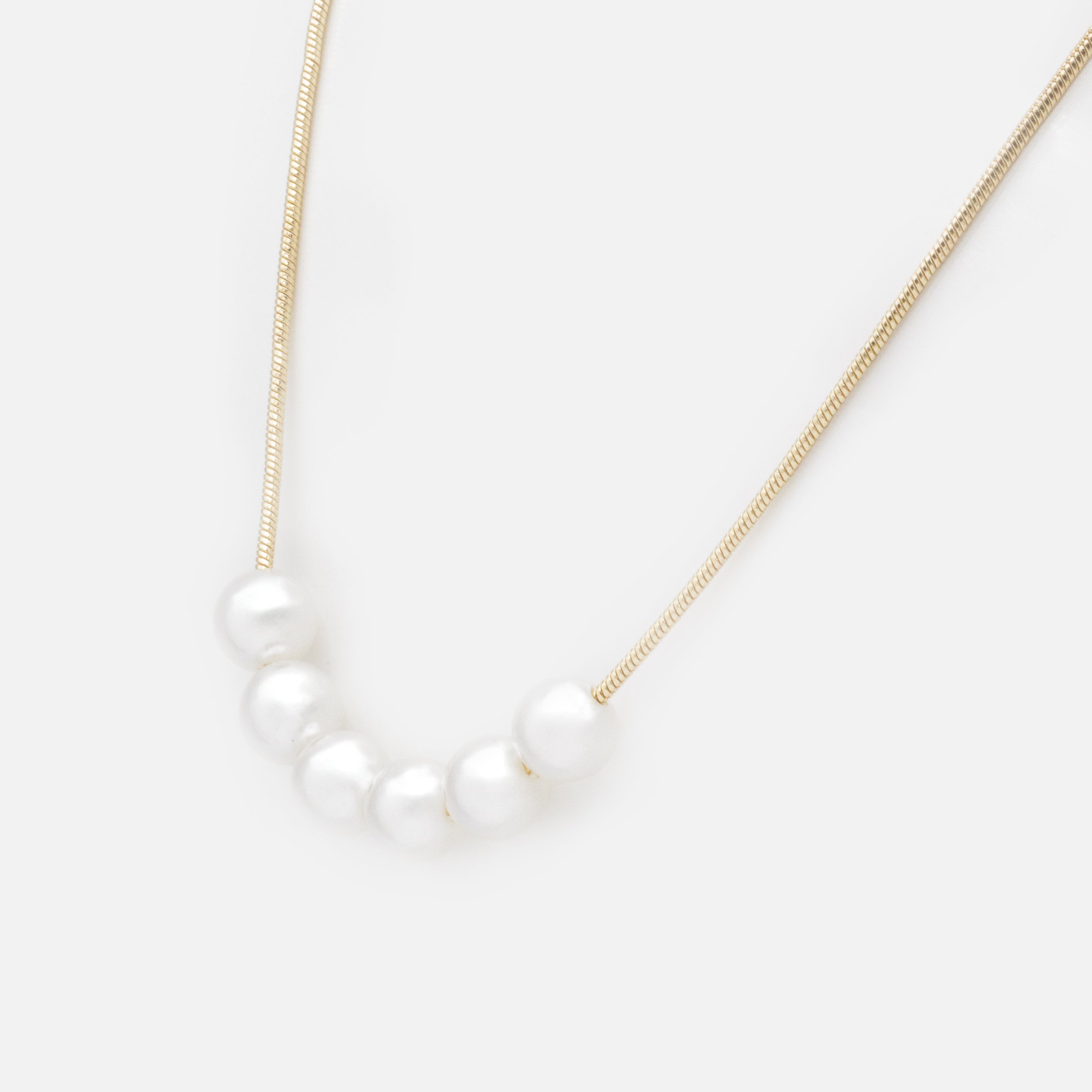Collier doré avec ses perles rondes
