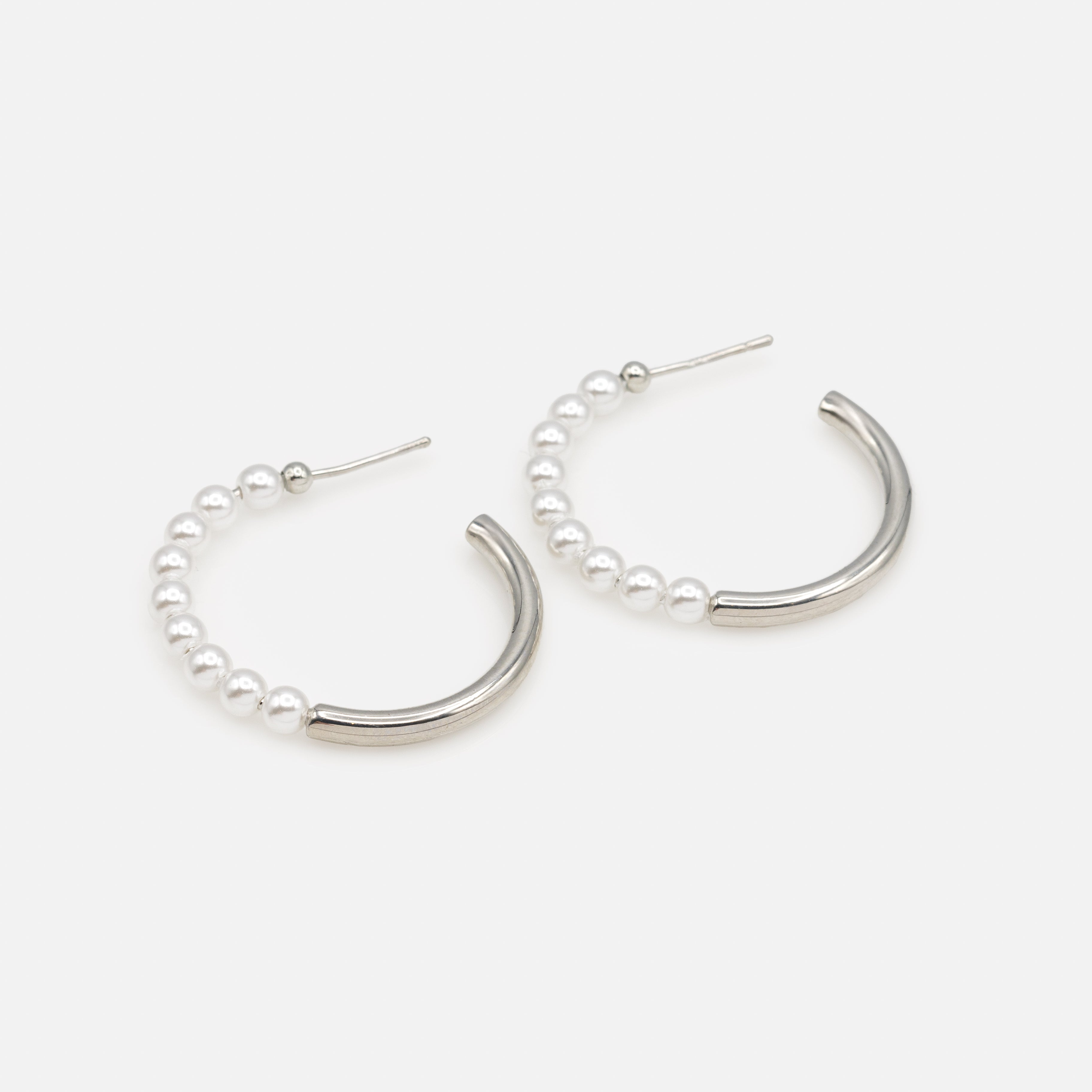Boucles d'oreilles anneaux argentés moitié perles synthétiques