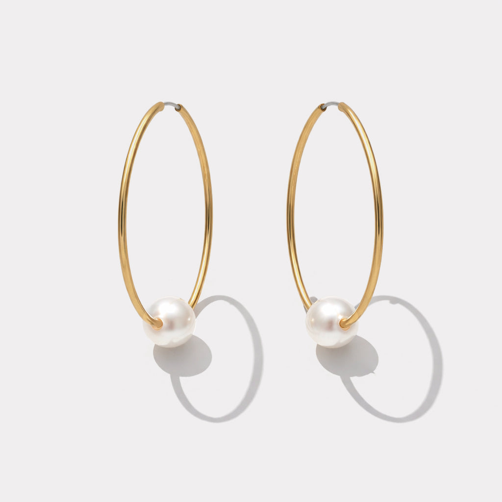 Boucles d'oreilles fins anneaux dorés avec perle ronde