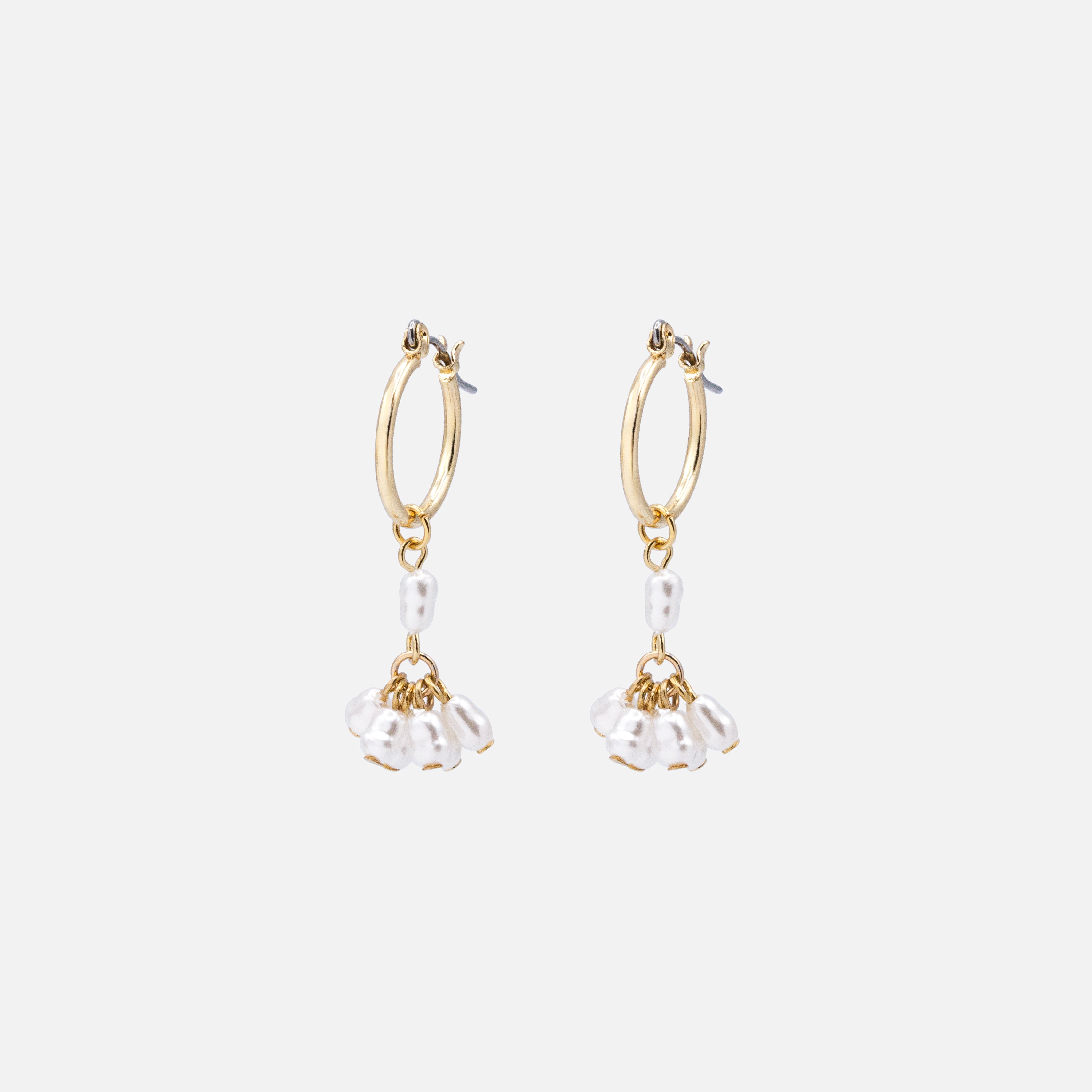 Boucles d'oreilles anneaux dorés longue breloque de perles