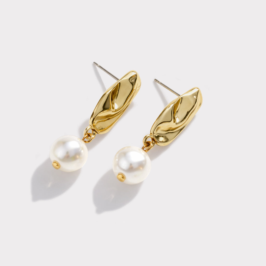 Boucles d'oreilles dorées froissés breloque perle