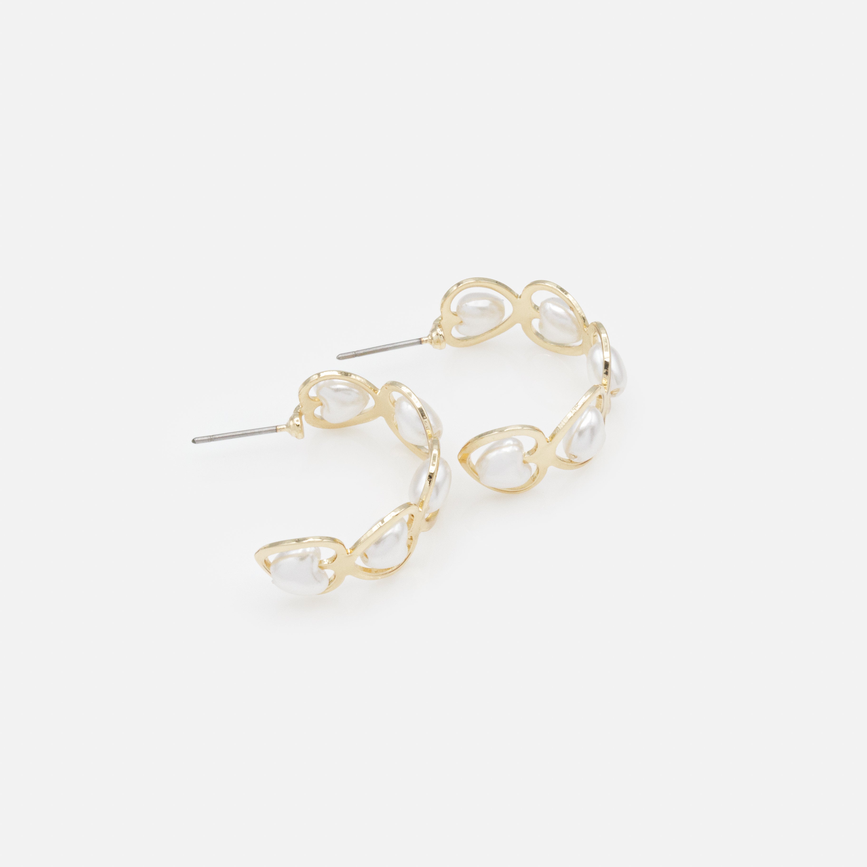 Boucles d'oreilles dorées demi-cercle avec perles en cœur