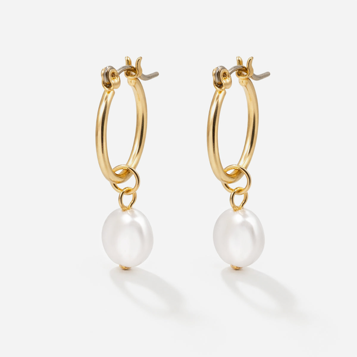 Boucles d'oreilles anneaux dorés breloque perle plate