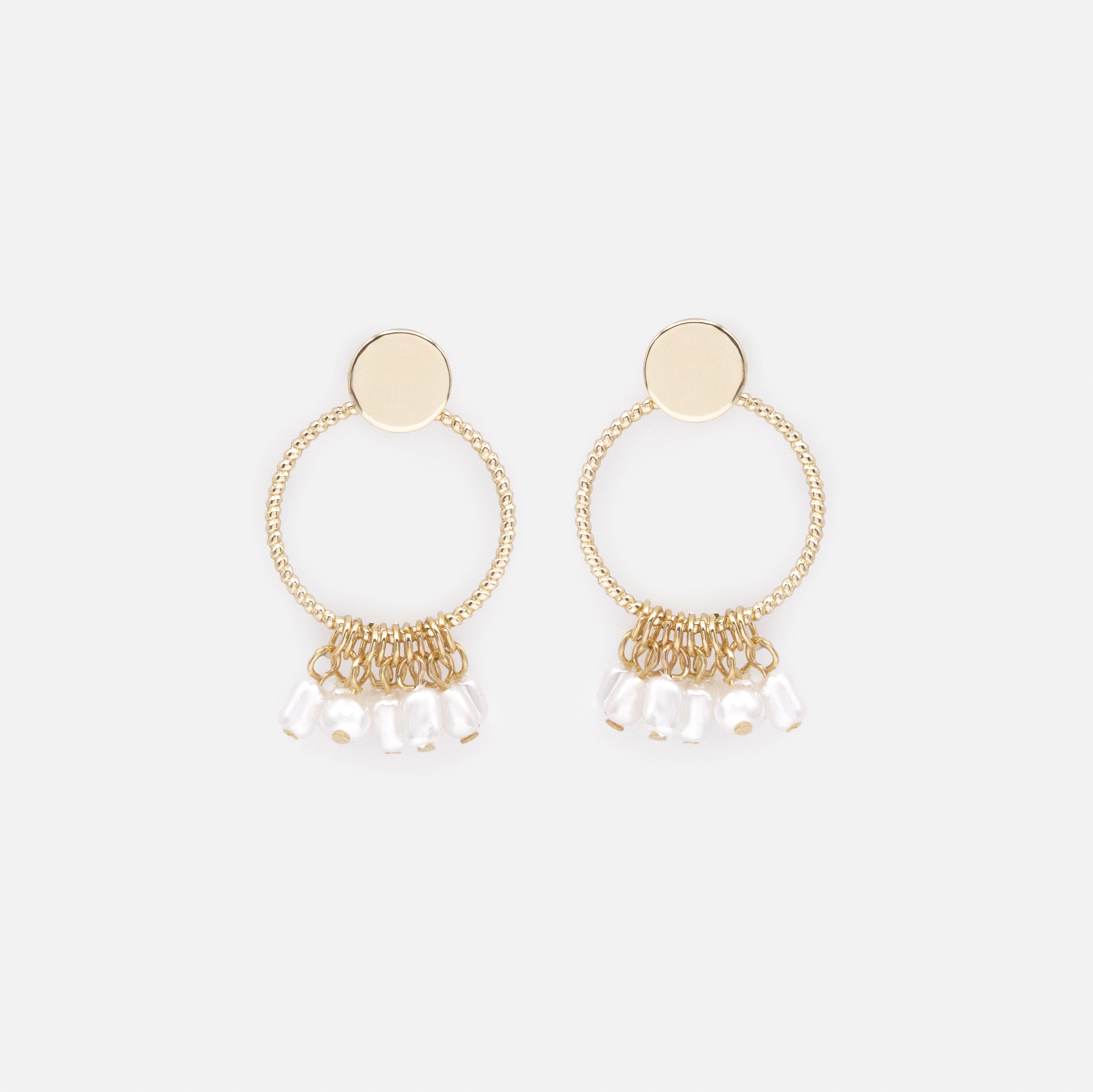 Boucles d'oreilles dorées cercle texturé avec frange de perles
